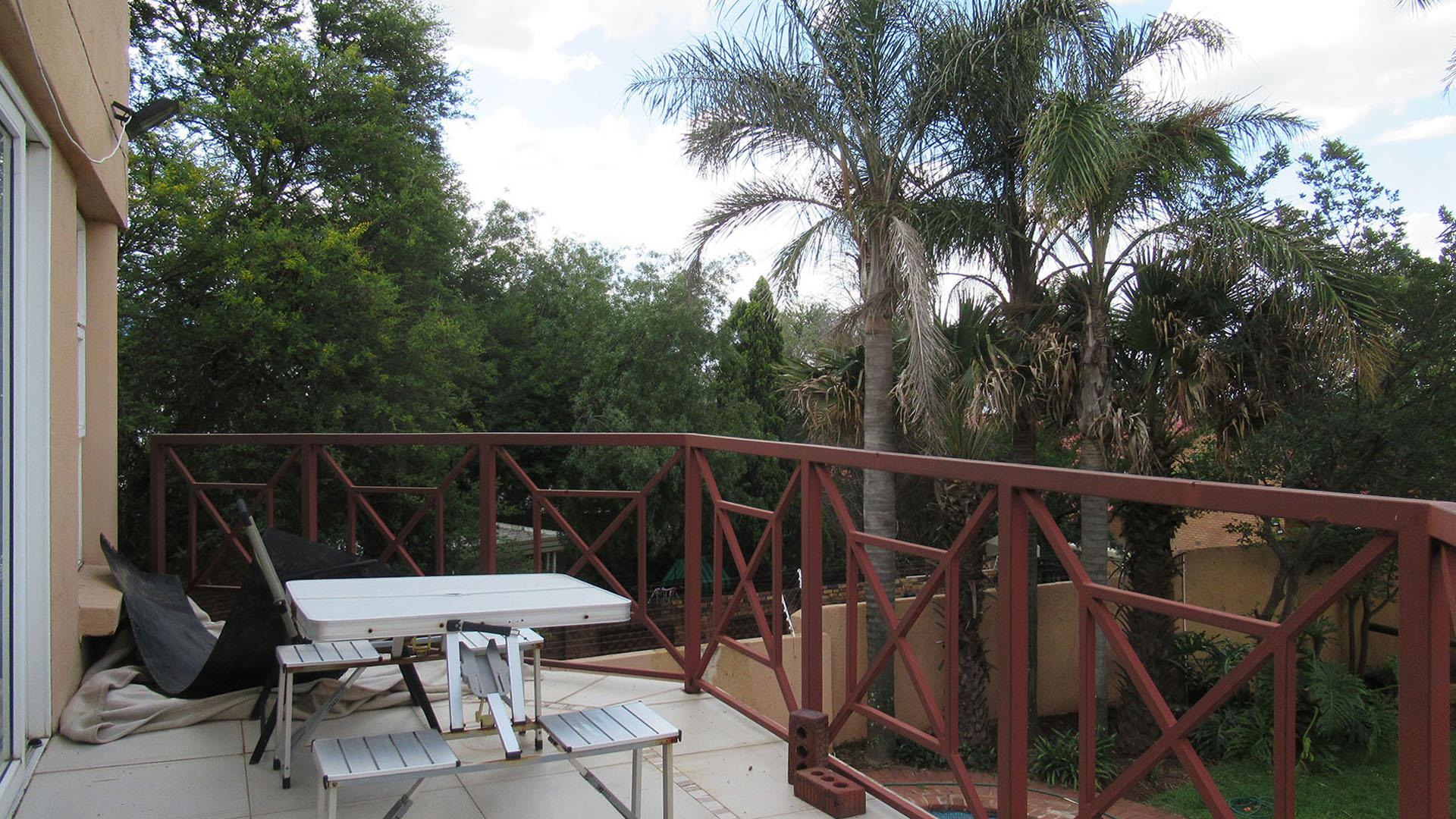 Balcony - 11 square meters of property in Noordheuwel