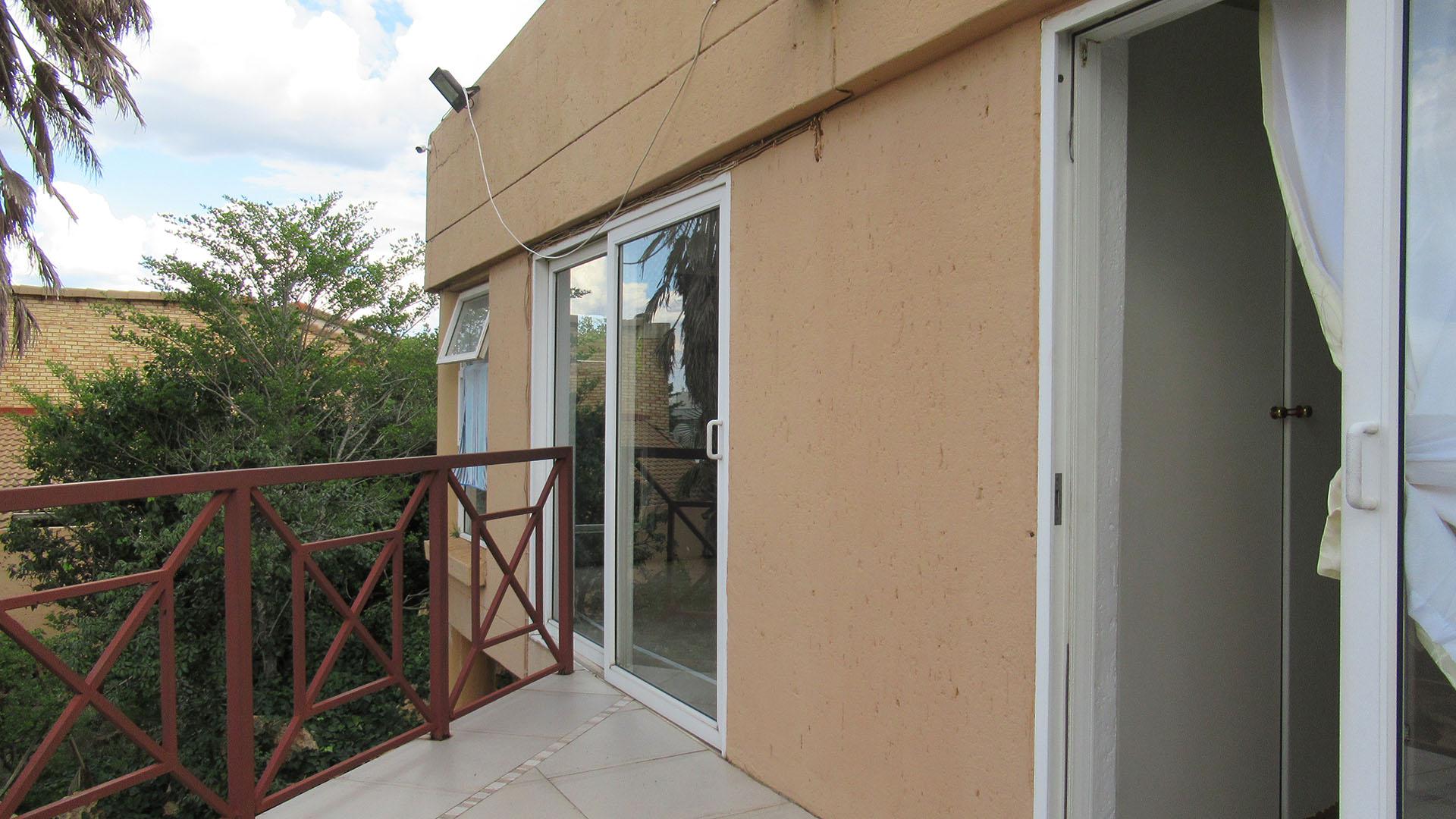 Balcony - 11 square meters of property in Noordheuwel