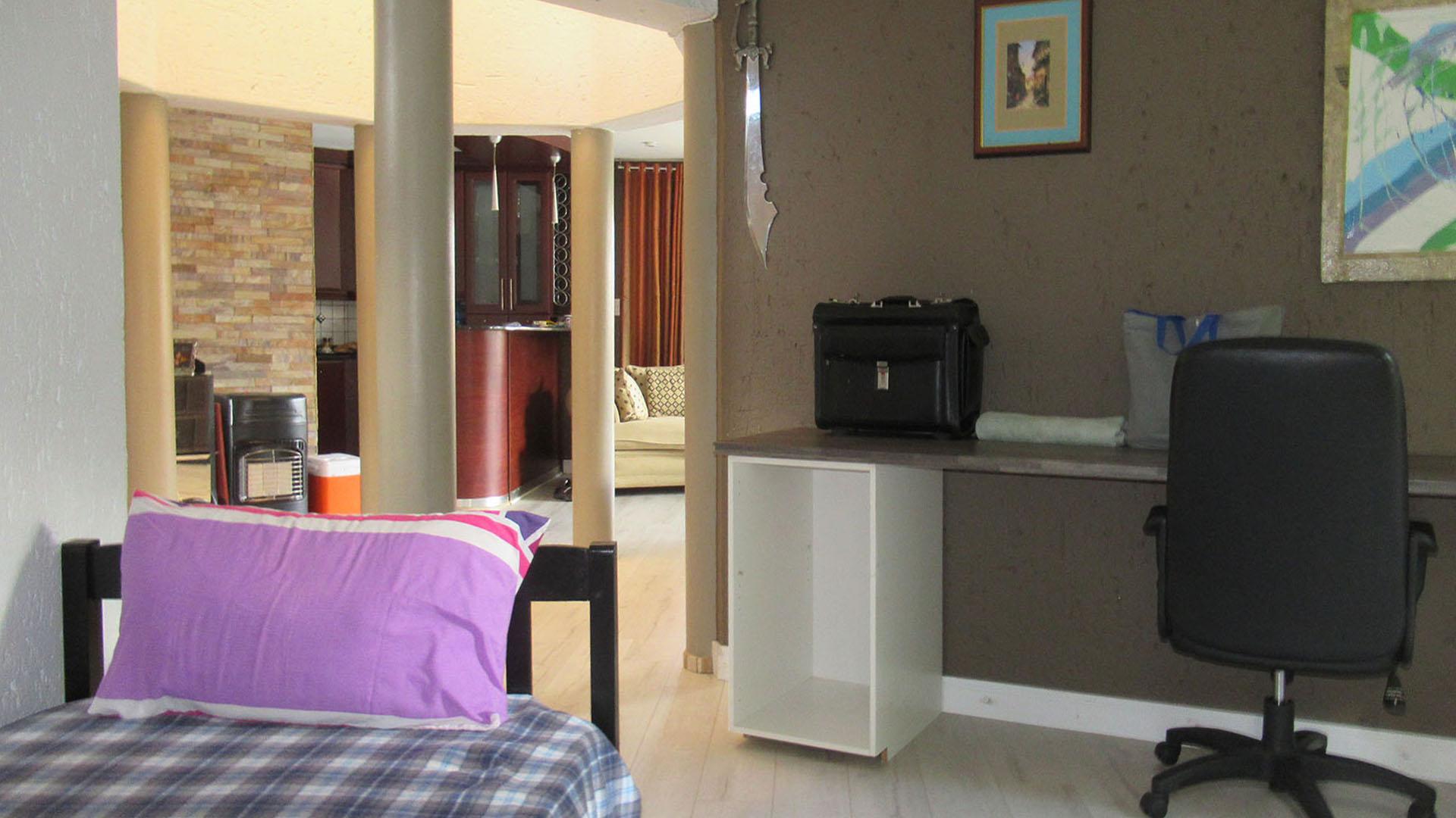 Study - 15 square meters of property in Noordheuwel