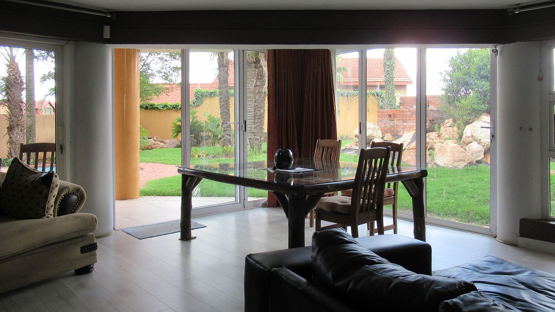 Lounges - 13 square meters of property in Noordheuwel