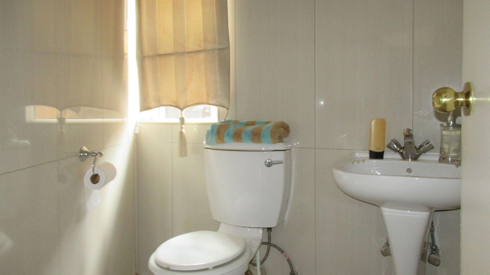Guest Toilet - 2 square meters of property in Noordheuwel