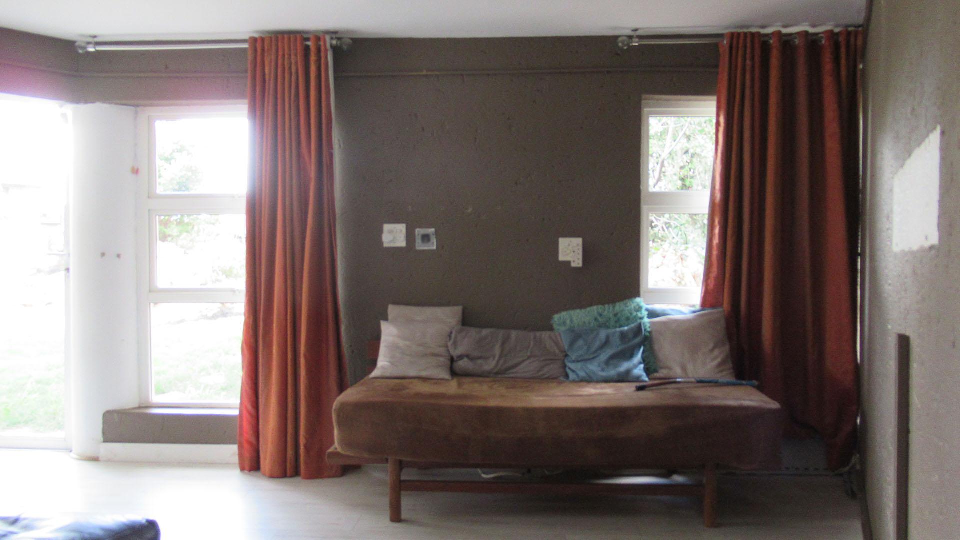 Lounges - 13 square meters of property in Noordheuwel