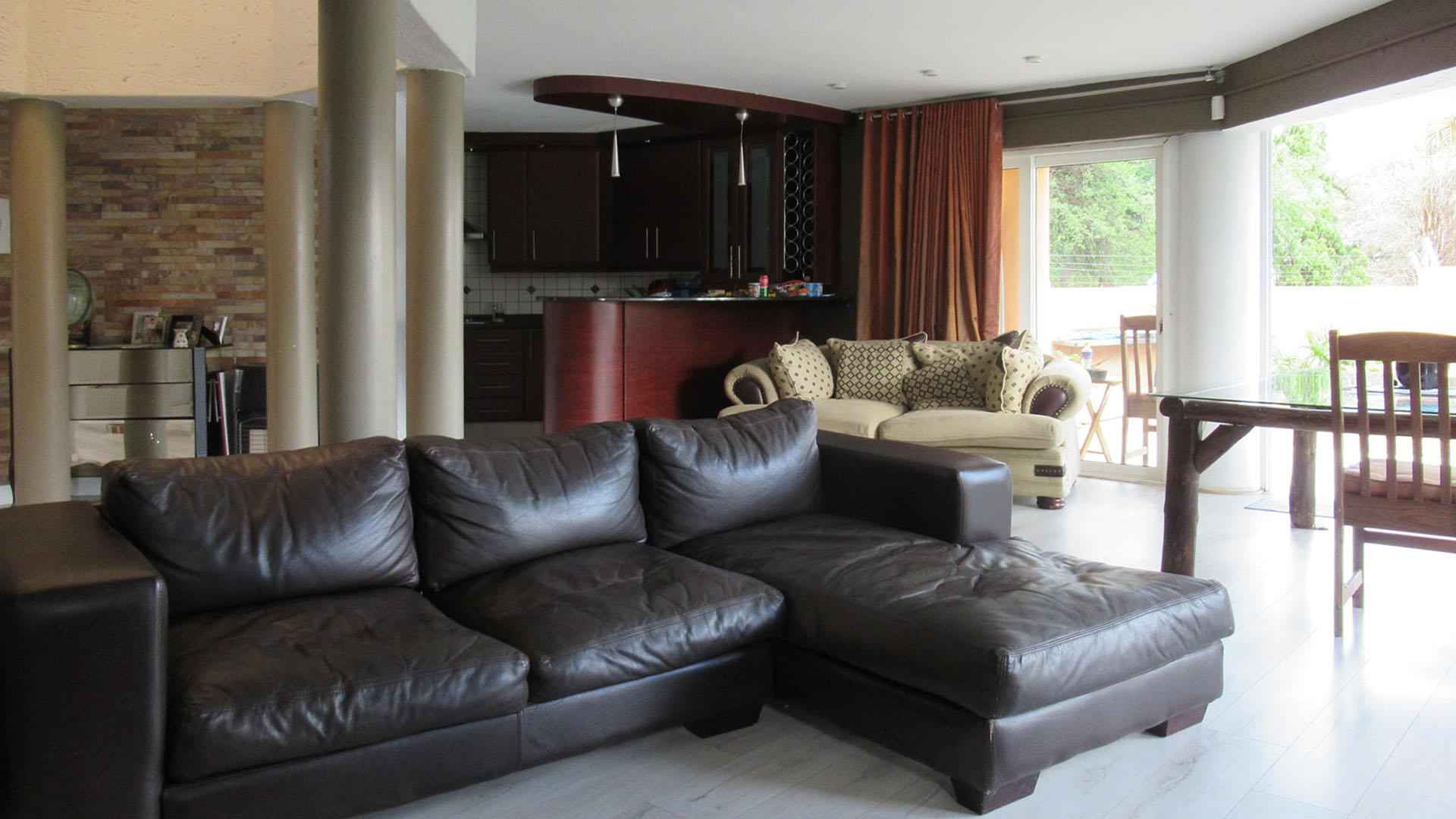 Lounges - 13 square meters of property in Noordheuwel