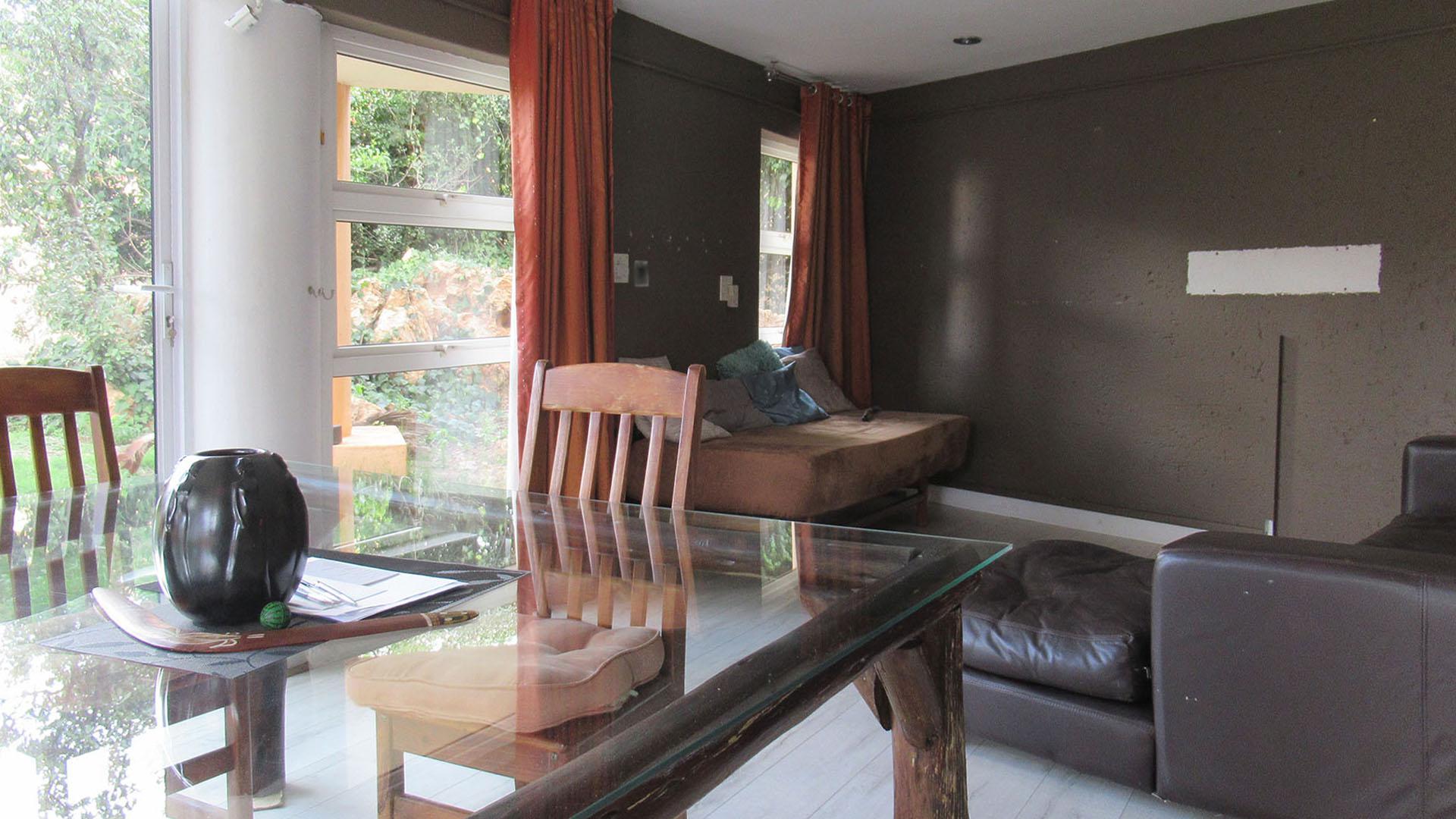 Lounges - 13 square meters of property in Noordheuwel