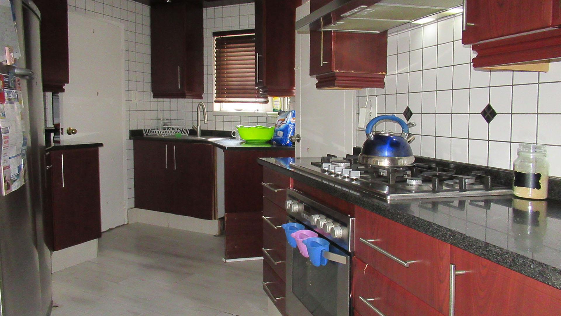 Kitchen - 13 square meters of property in Noordheuwel