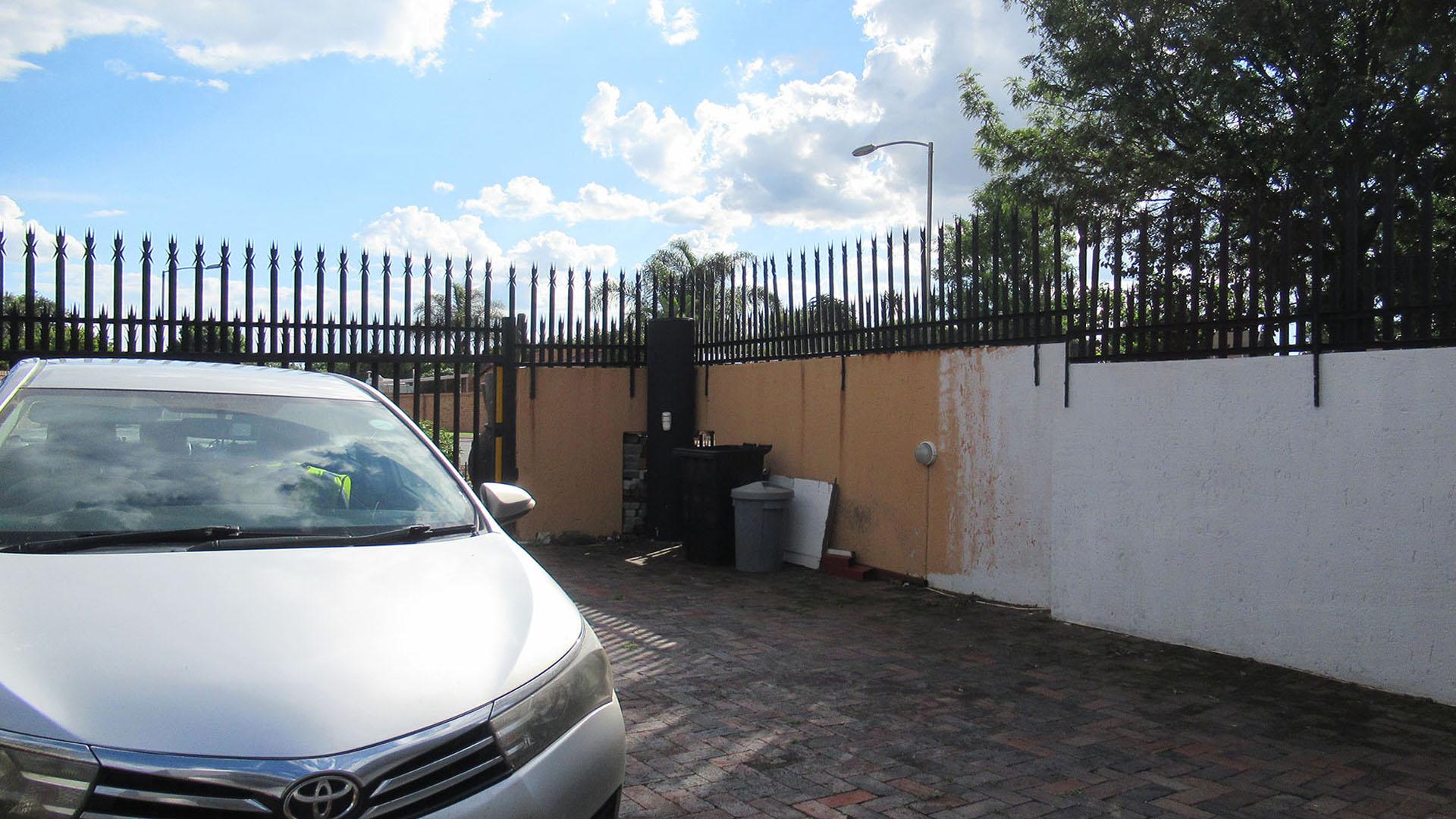 Front View of property in Noordheuwel