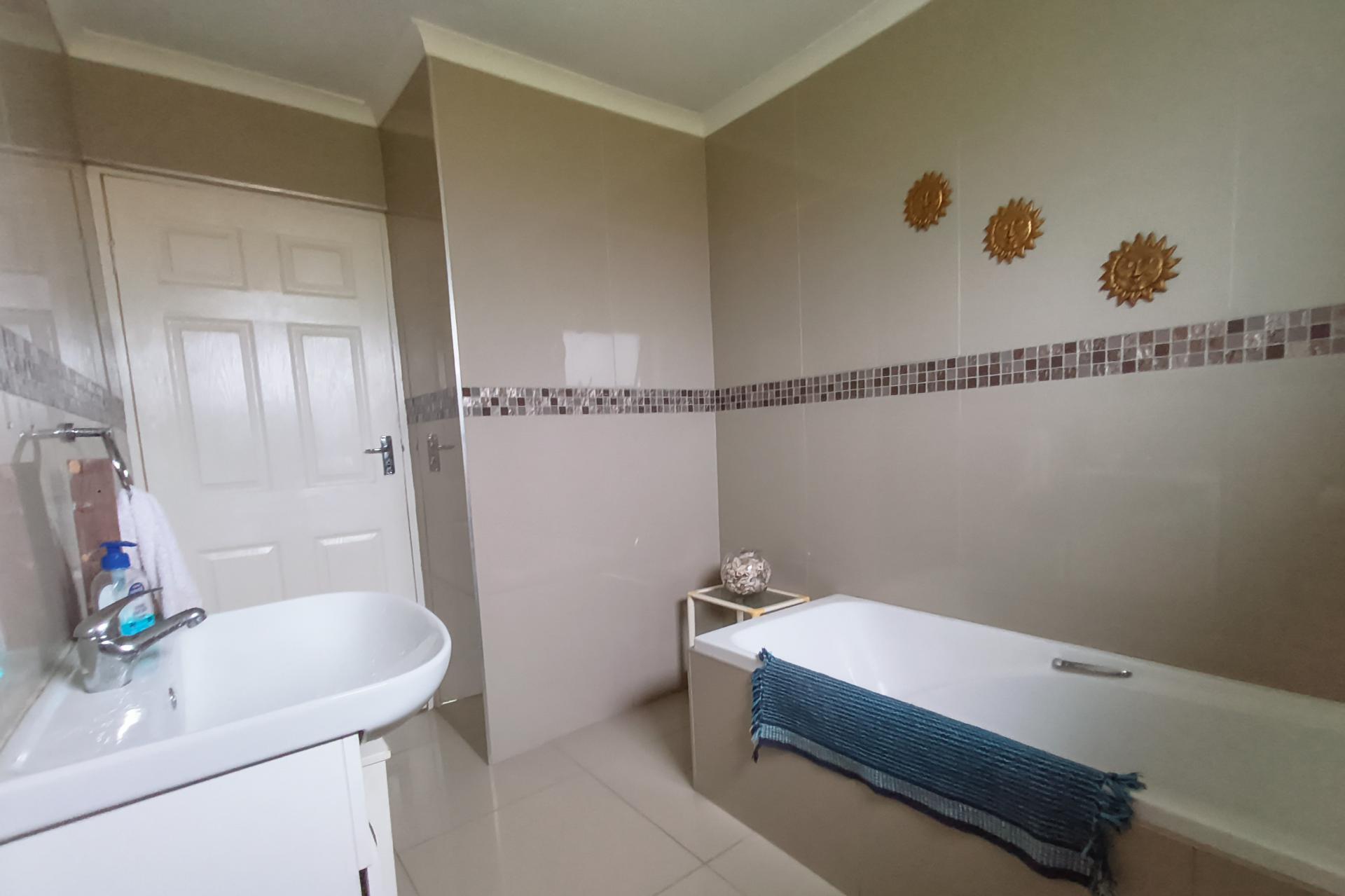 Bathroom 2 of property in Darling