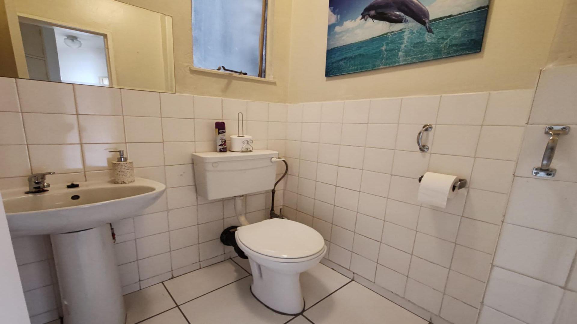 Bathroom 1 - 6 square meters of property in Morehill