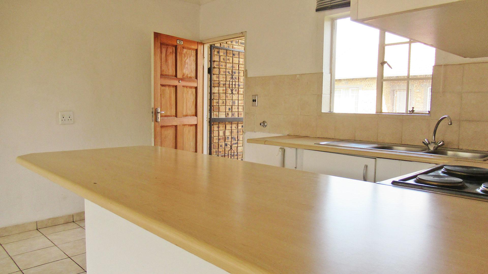 Kitchen - 13 square meters of property in Strubensvallei