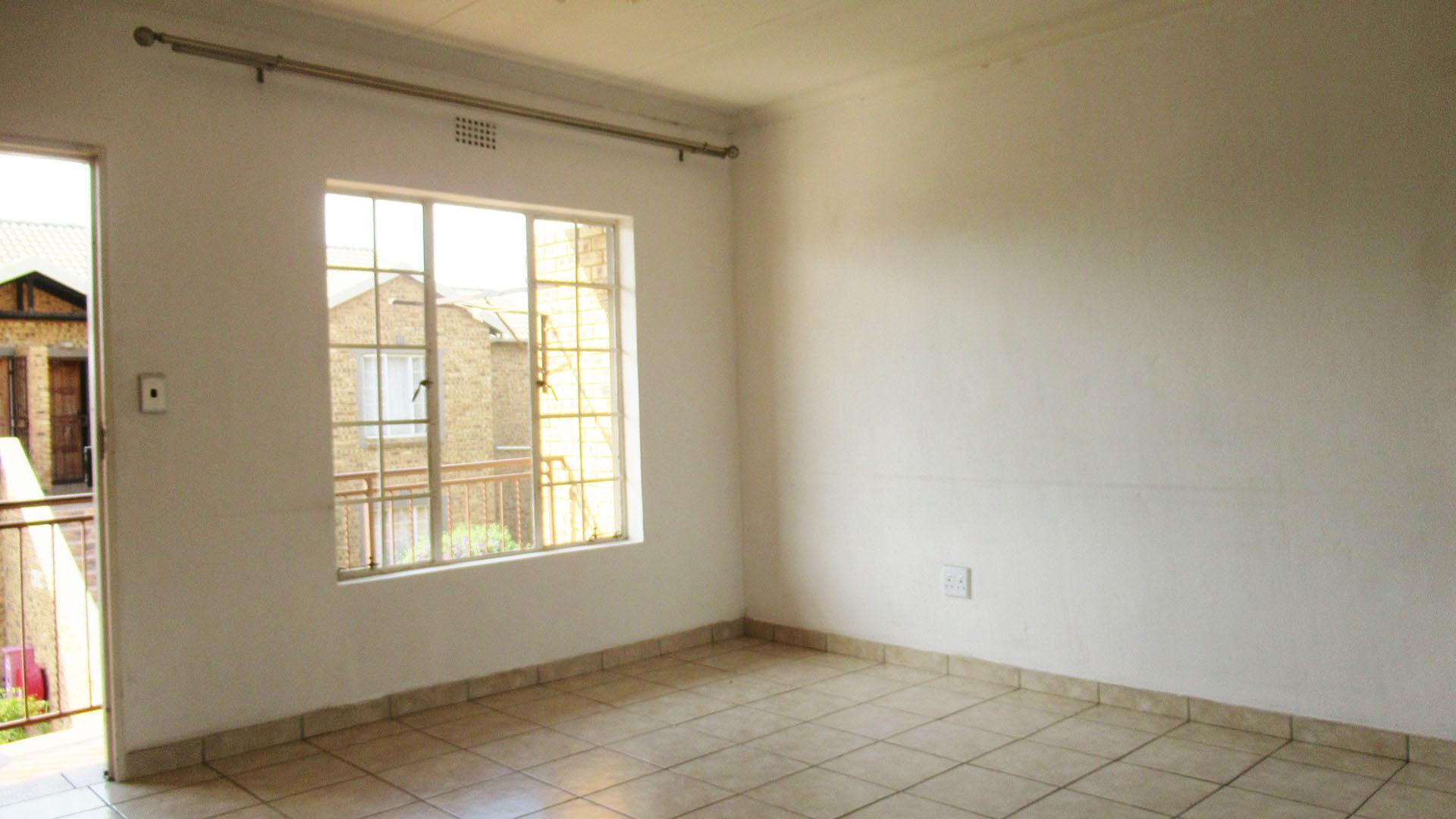 Lounges - 20 square meters of property in Strubensvallei