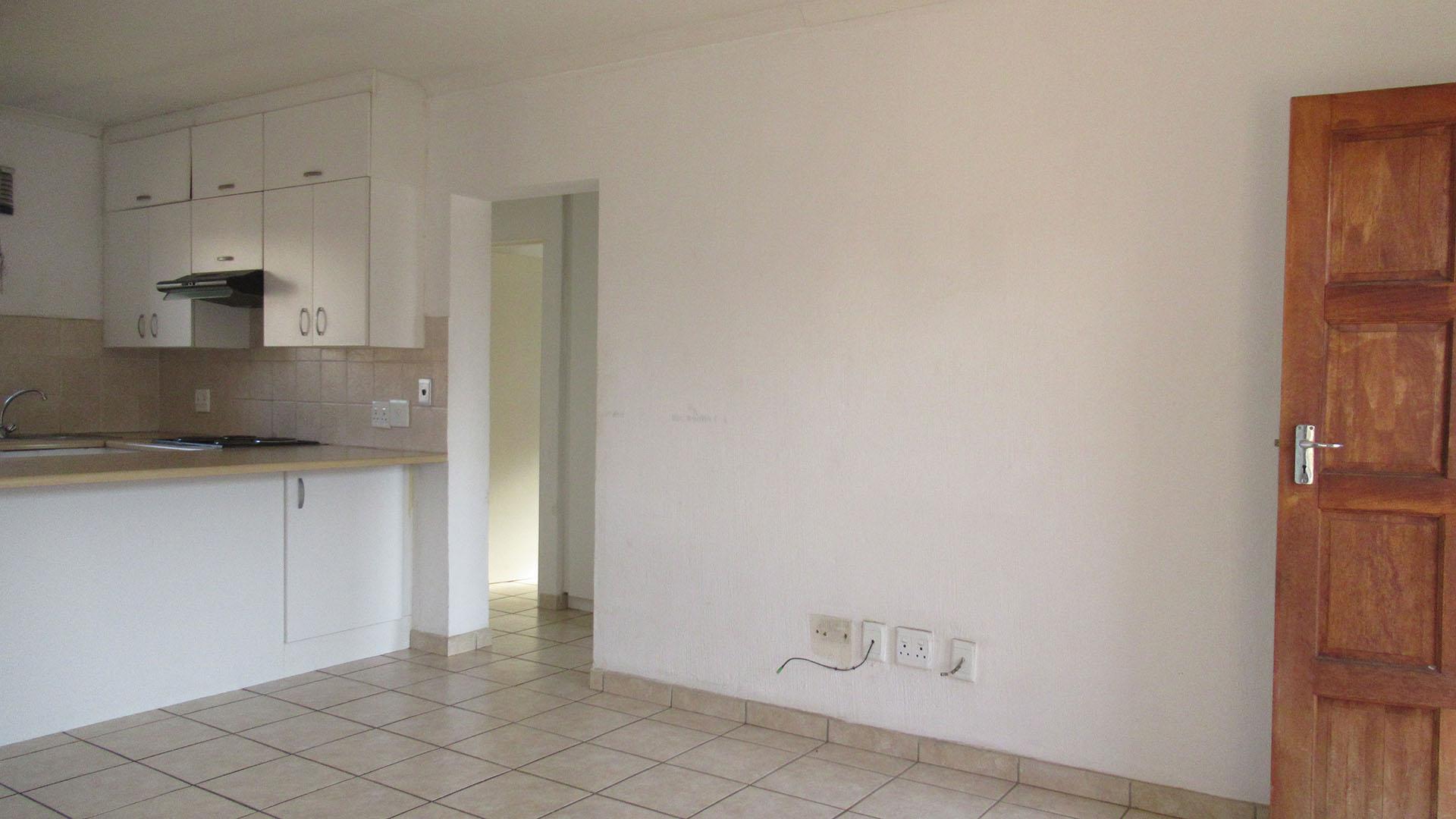 Lounges - 20 square meters of property in Strubensvallei