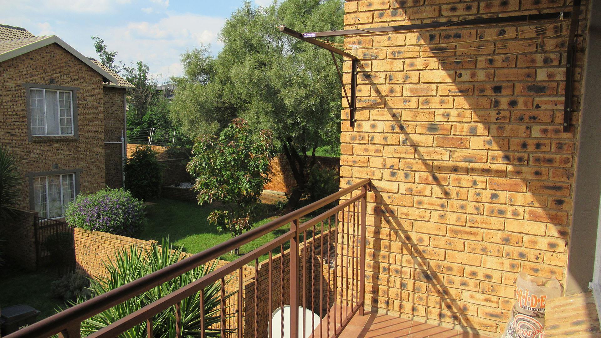 Balcony - 6 square meters of property in Strubensvallei