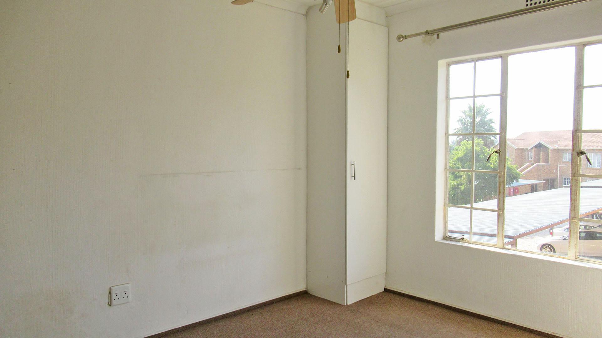 Main Bedroom - 12 square meters of property in Strubensvallei