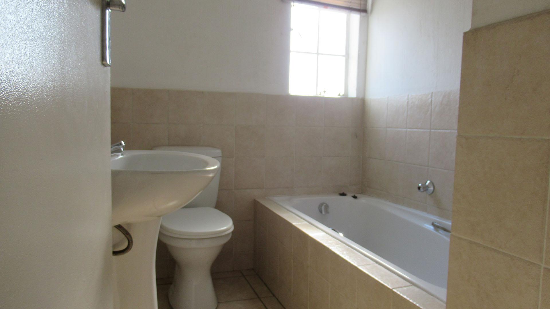 Bathroom 1 - 5 square meters of property in Strubensvallei