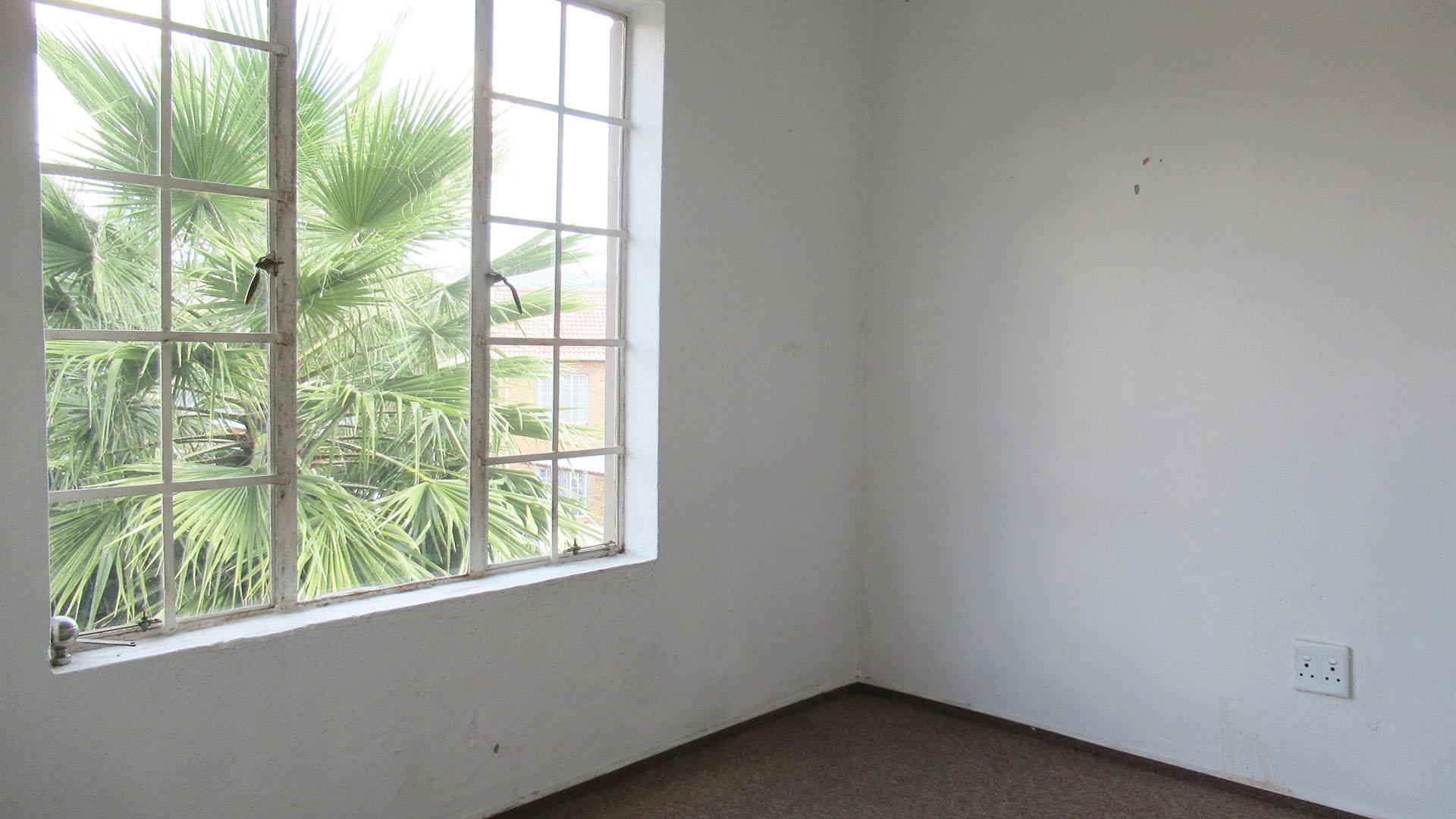 Bed Room 1 - 10 square meters of property in Strubensvallei