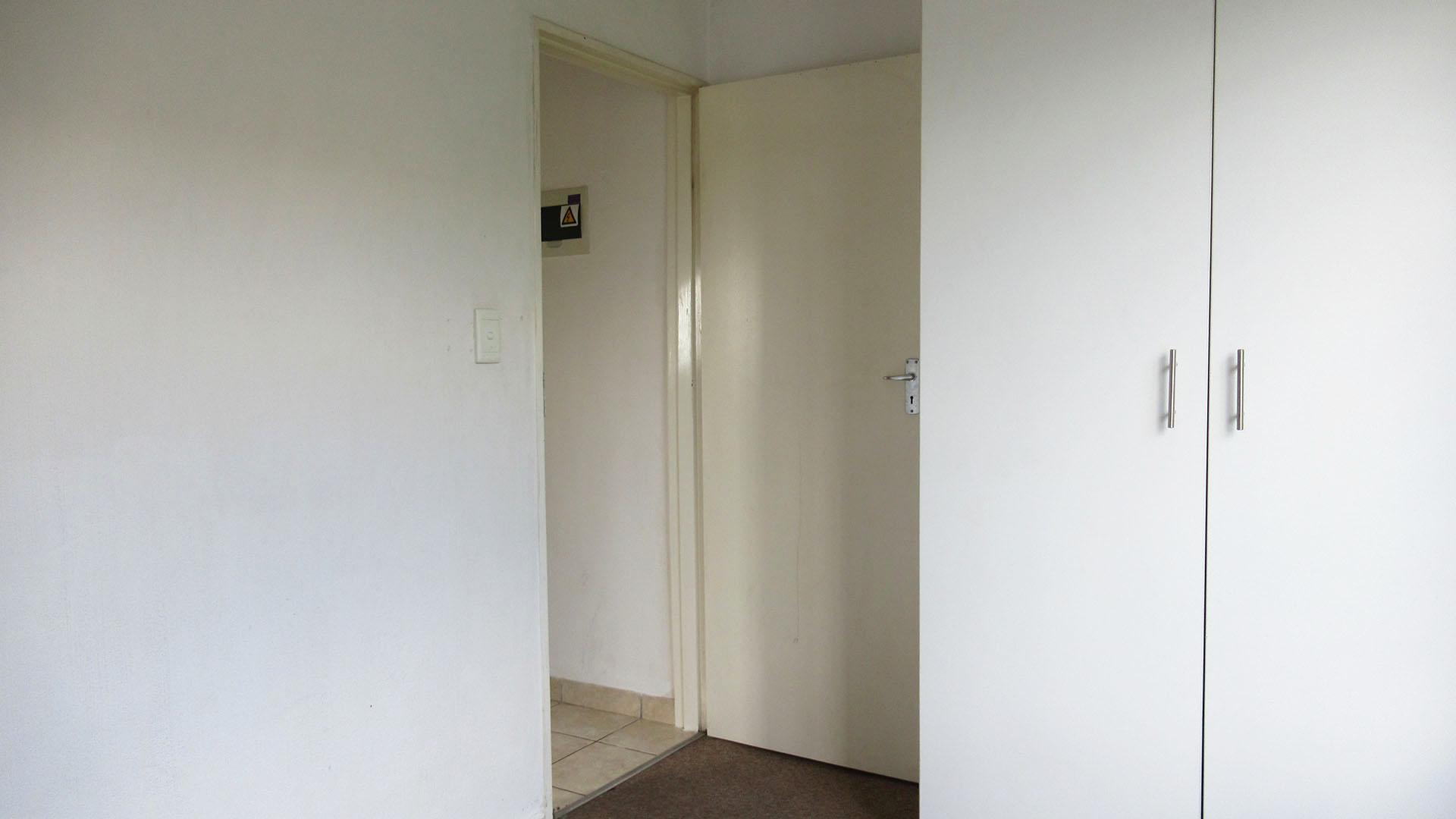 Bed Room 1 - 10 square meters of property in Strubensvallei