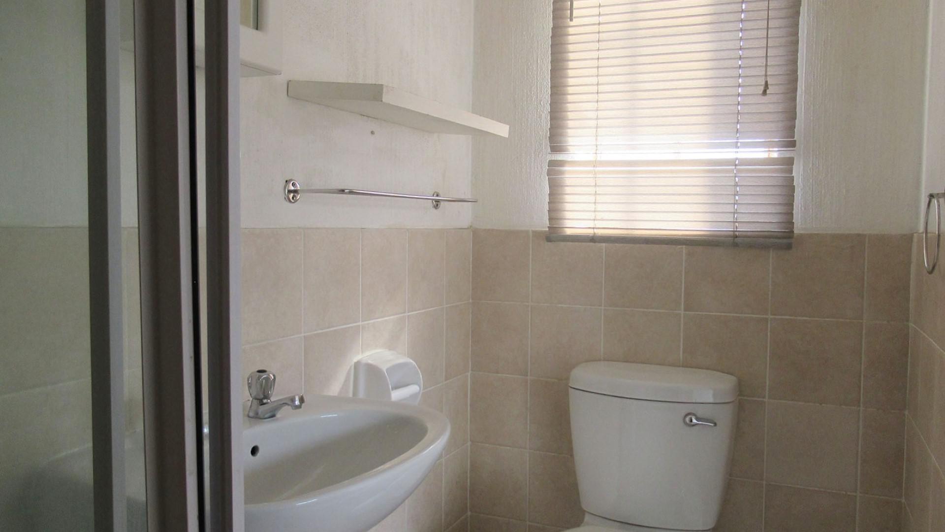 Kitchen - 13 square meters of property in Strubensvallei