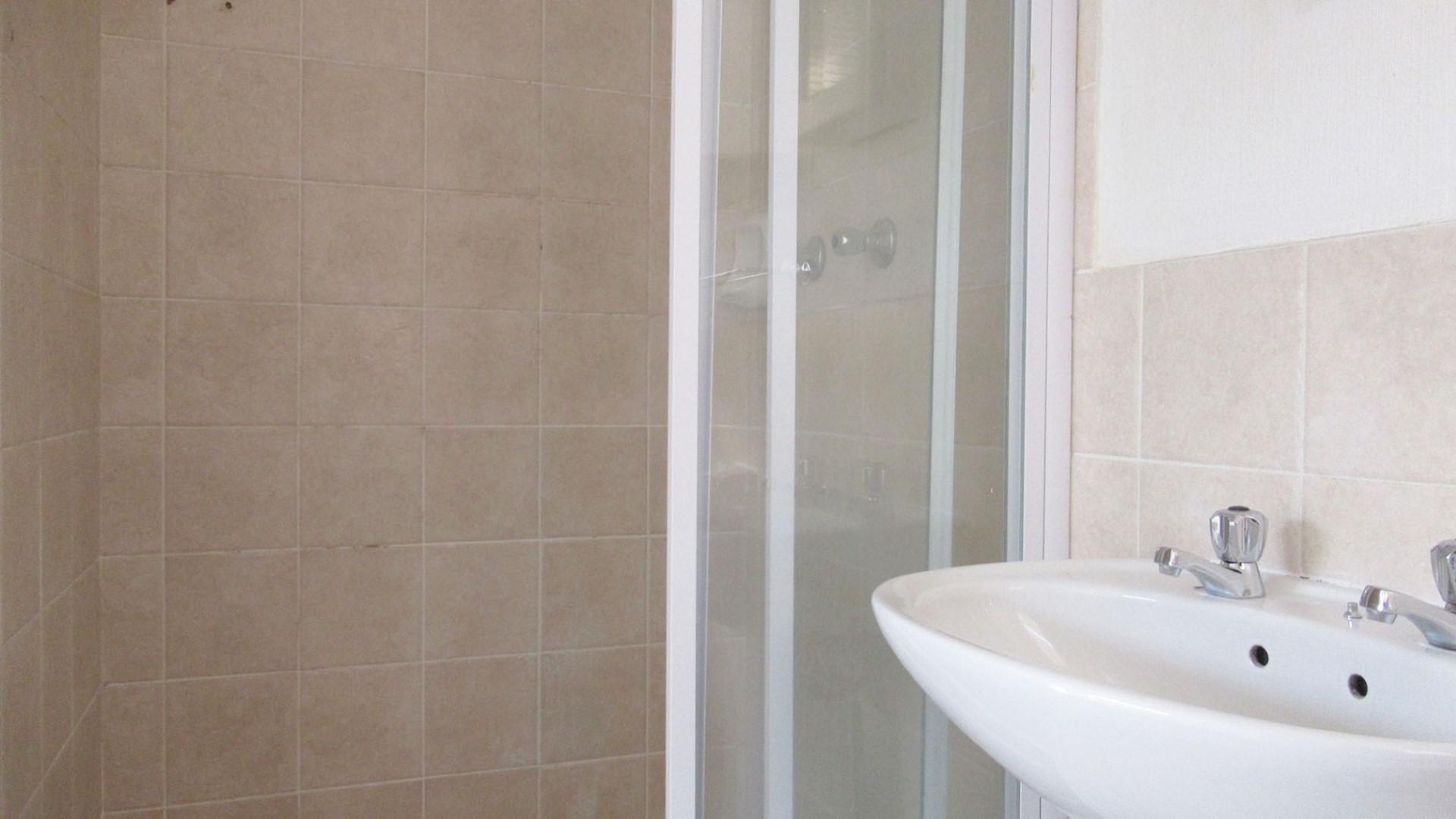 Main Bathroom - 3 square meters of property in Strubensvallei