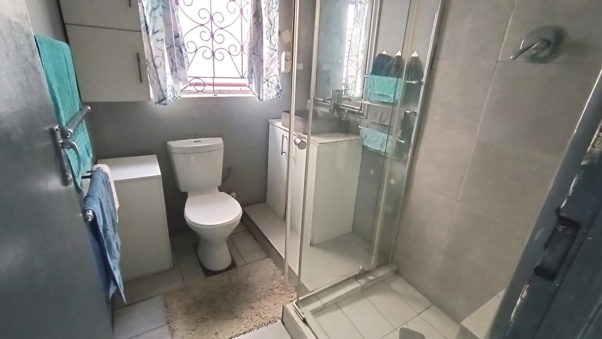 Bathroom 1 of property in Wesfleur