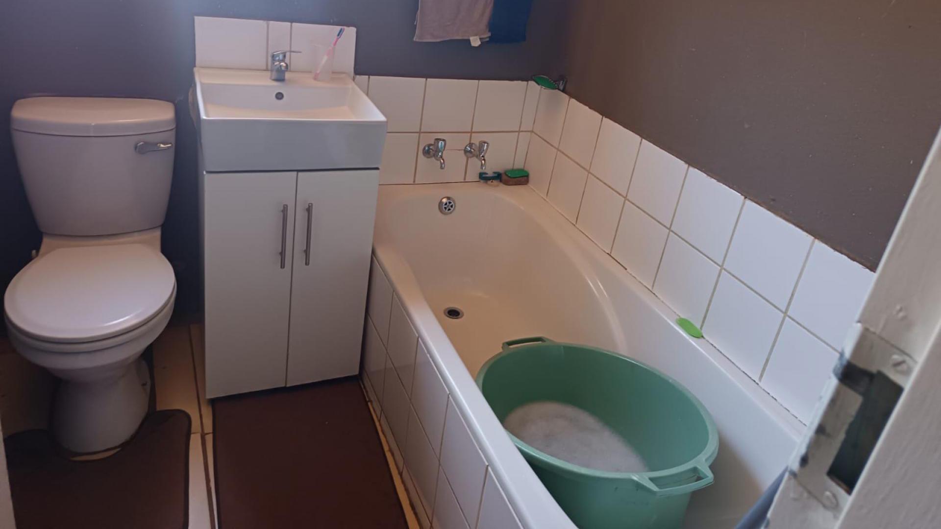 Bathroom 1 of property in Protea Glen