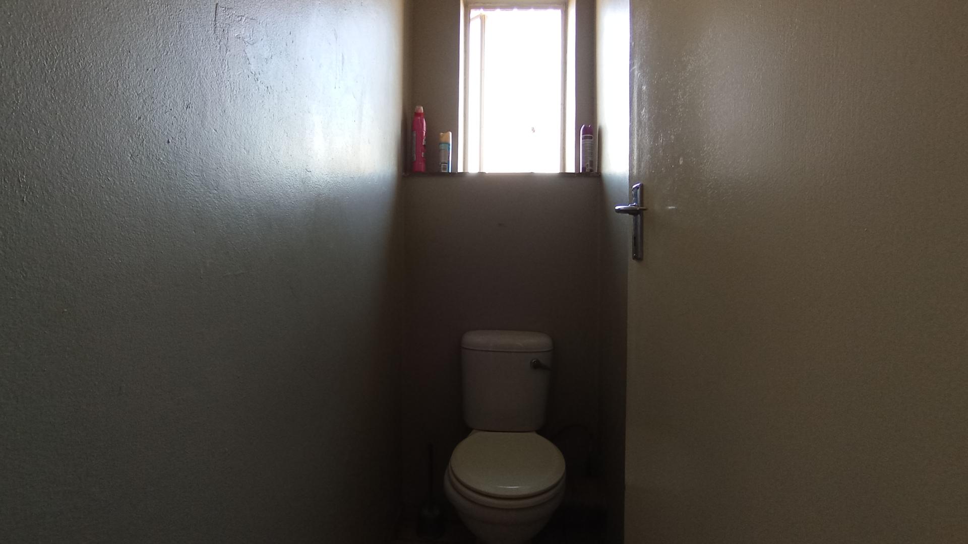 Bathroom 1 - 2 square meters of property in Sunnyside