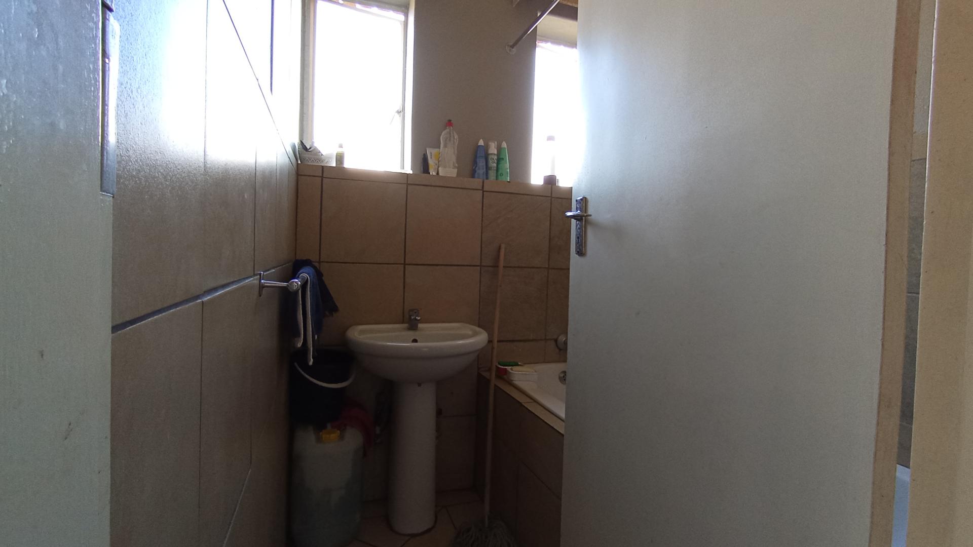 Bathroom 2 - 3 square meters of property in Sunnyside