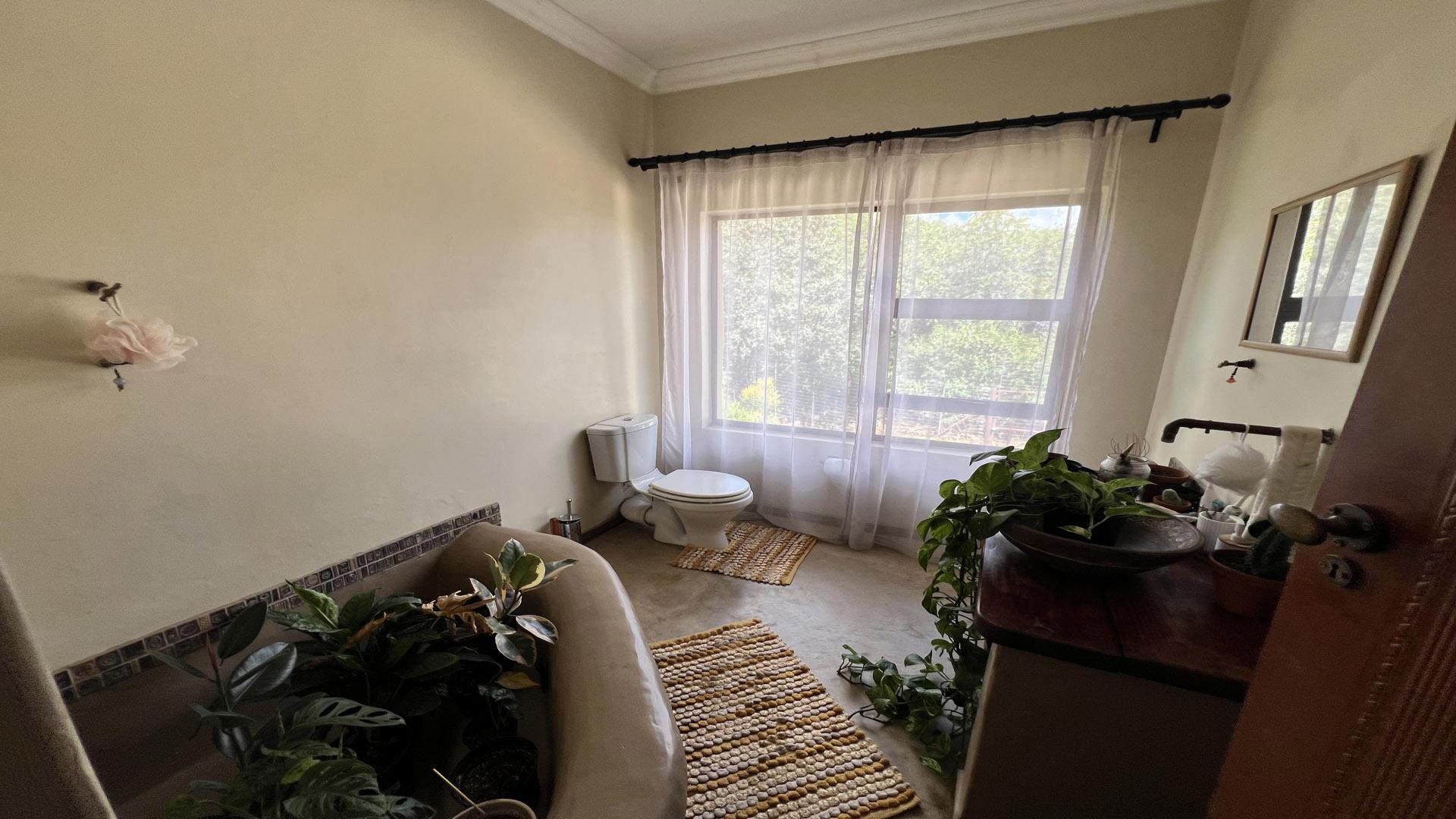 Bathroom 3+ of property in Buffelsdrift