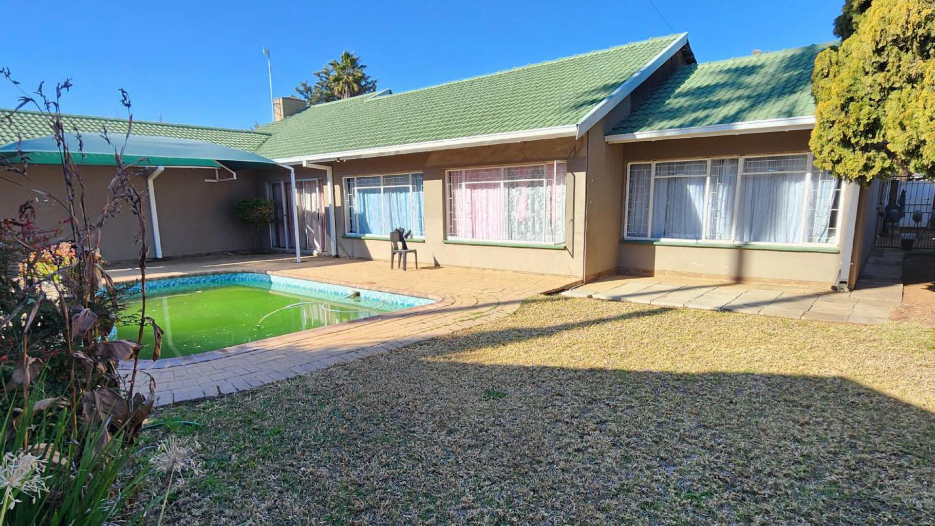 Backyard of property in Flimieda