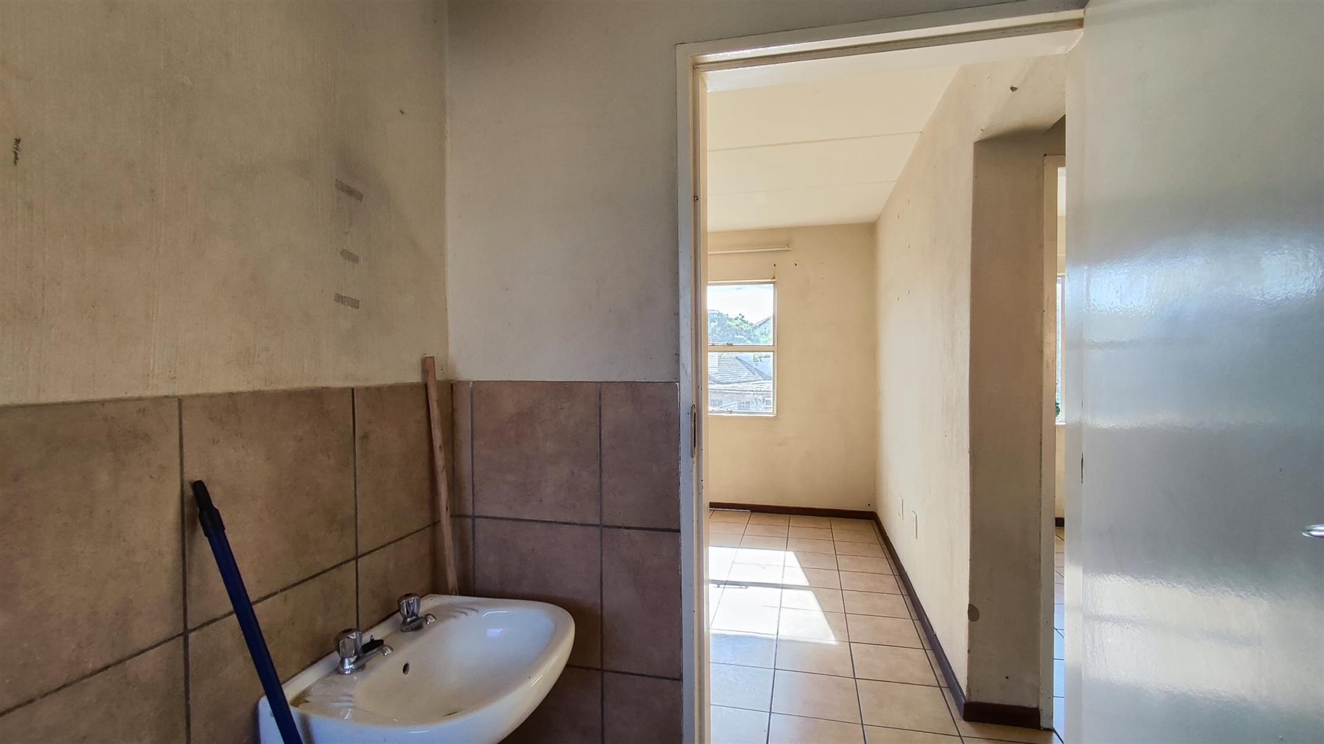 Bathroom 1 - 5 square meters of property in Kempton Park