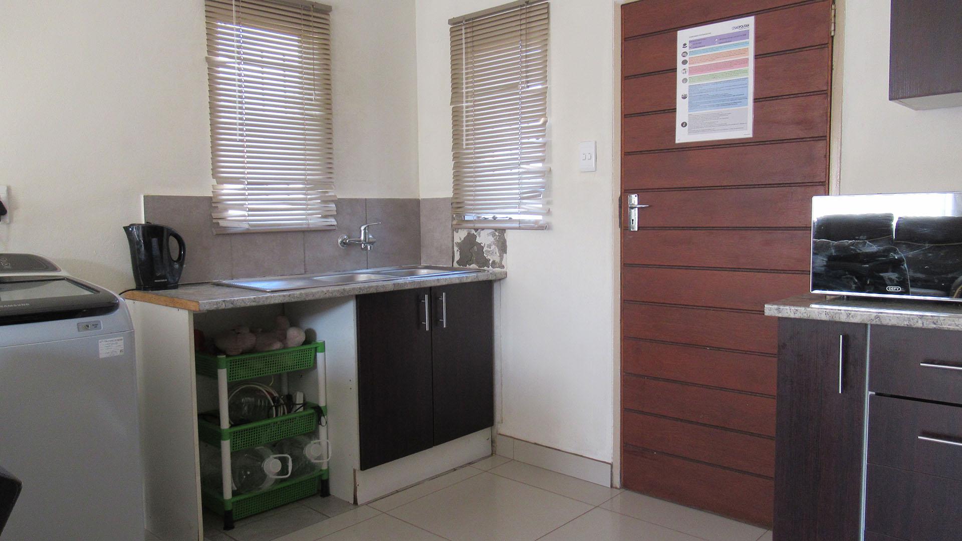Kitchen - 10 square meters of property in Sky City