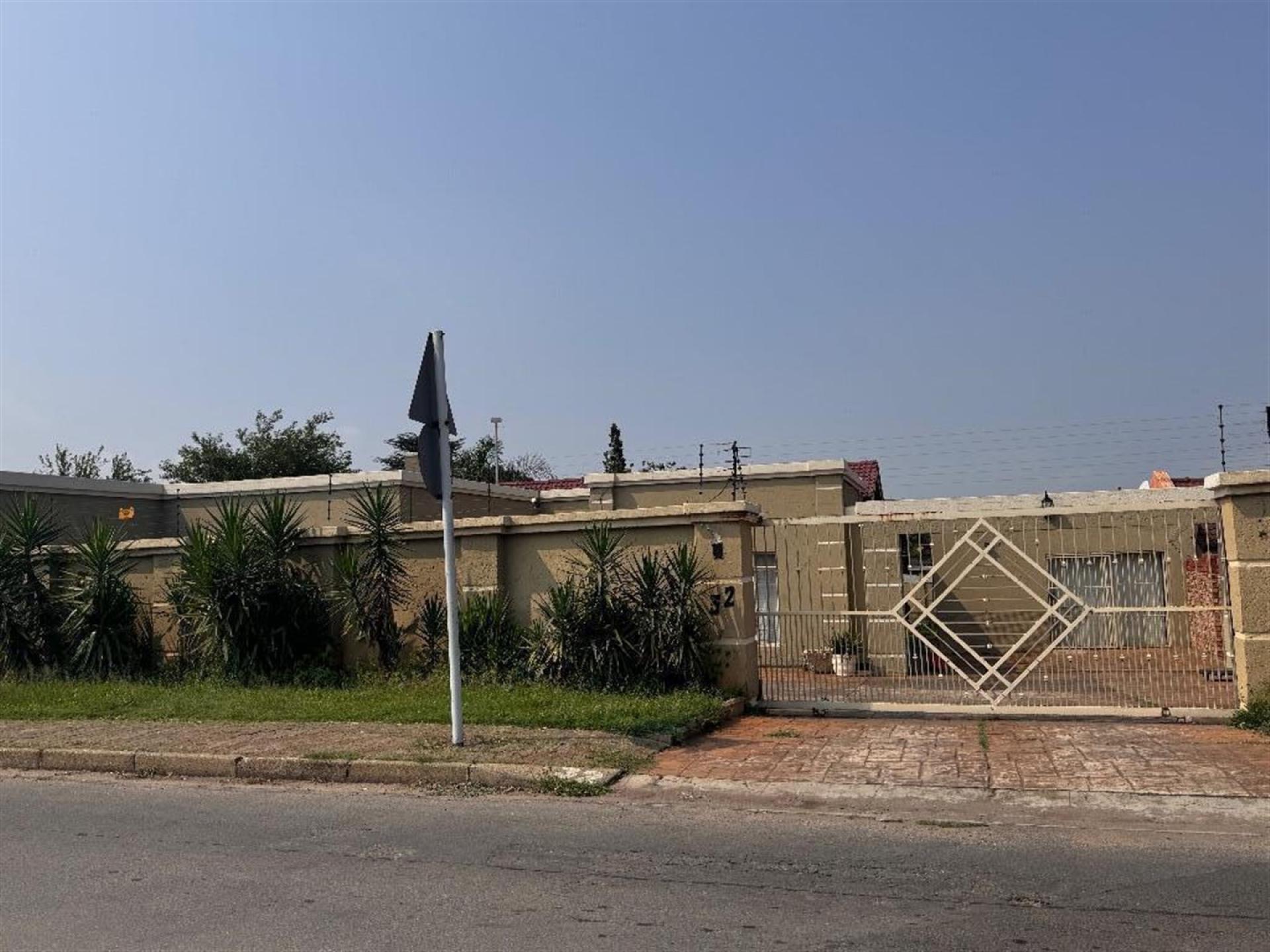 Front View of property in Marlands