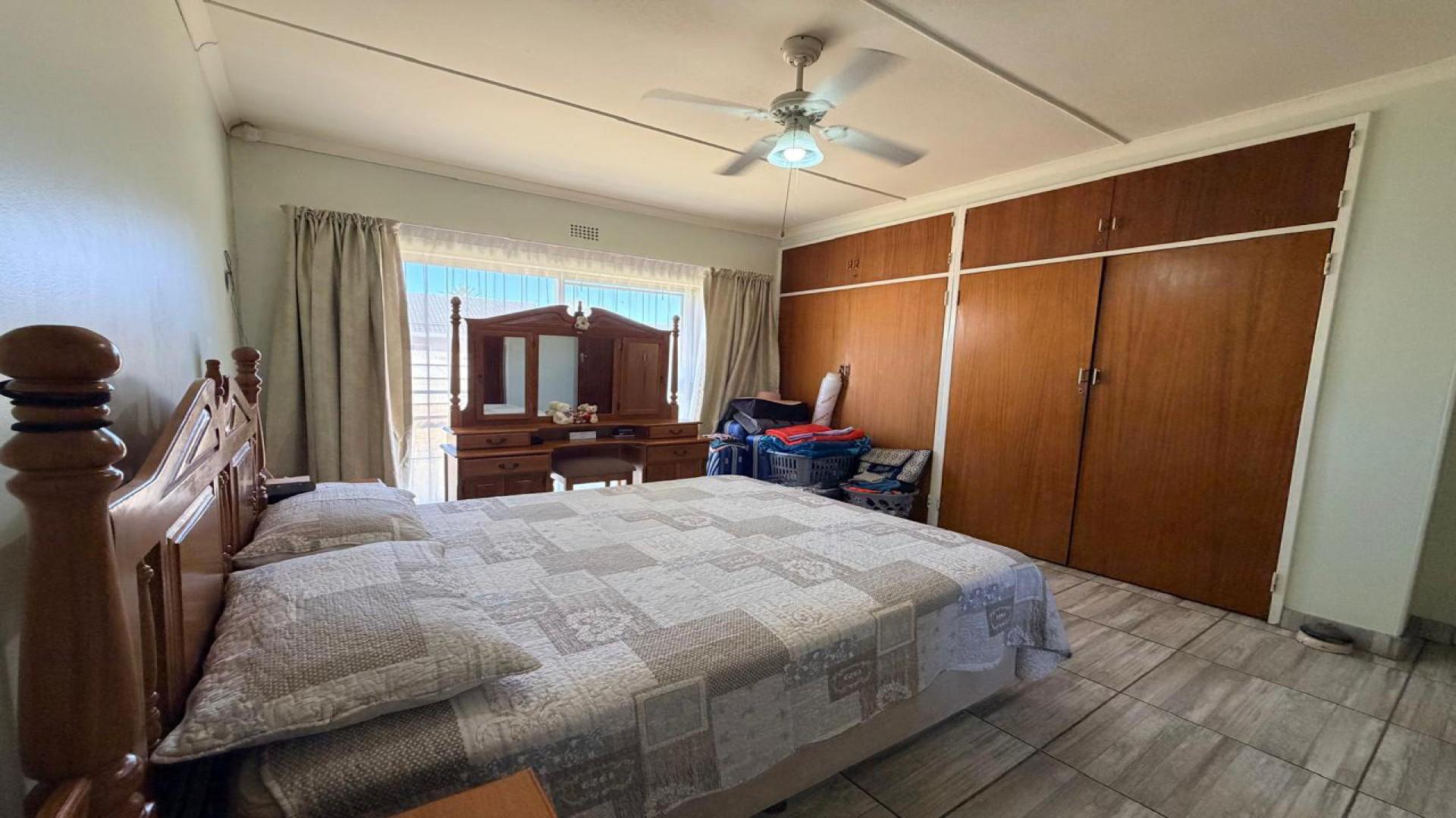 Main Bedroom of property in Kimberley