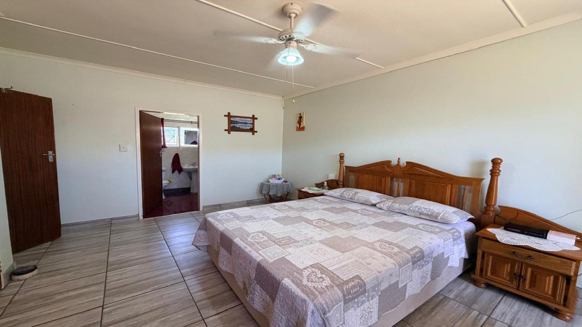 Main Bedroom of property in Kimberley