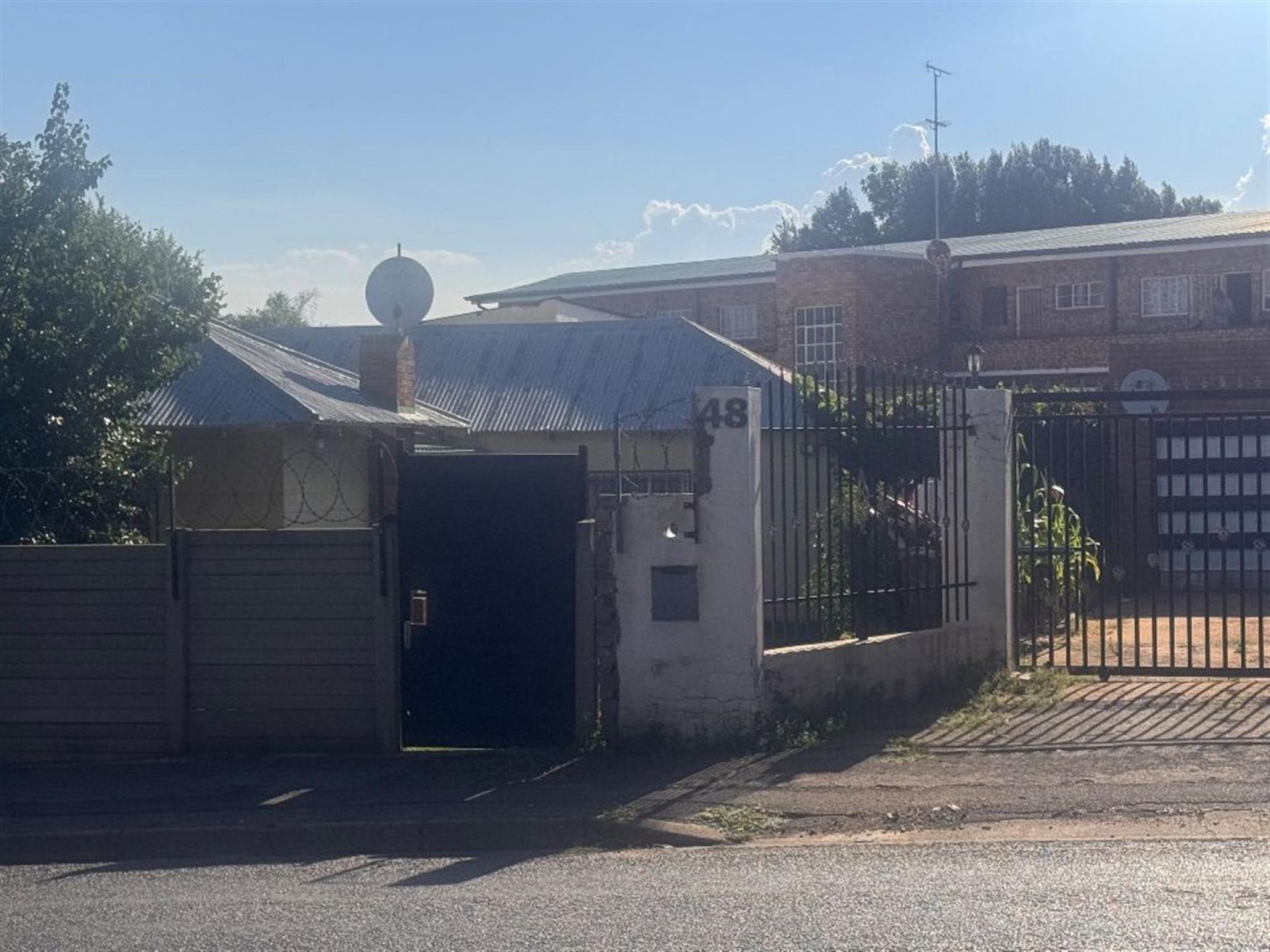 Front View of property in Primrose