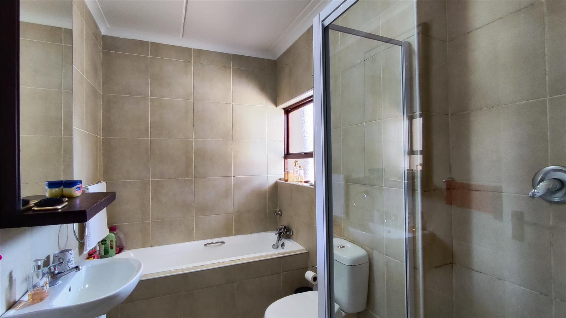 Bathroom 1 - 6 square meters of property in Helderwyk Estate