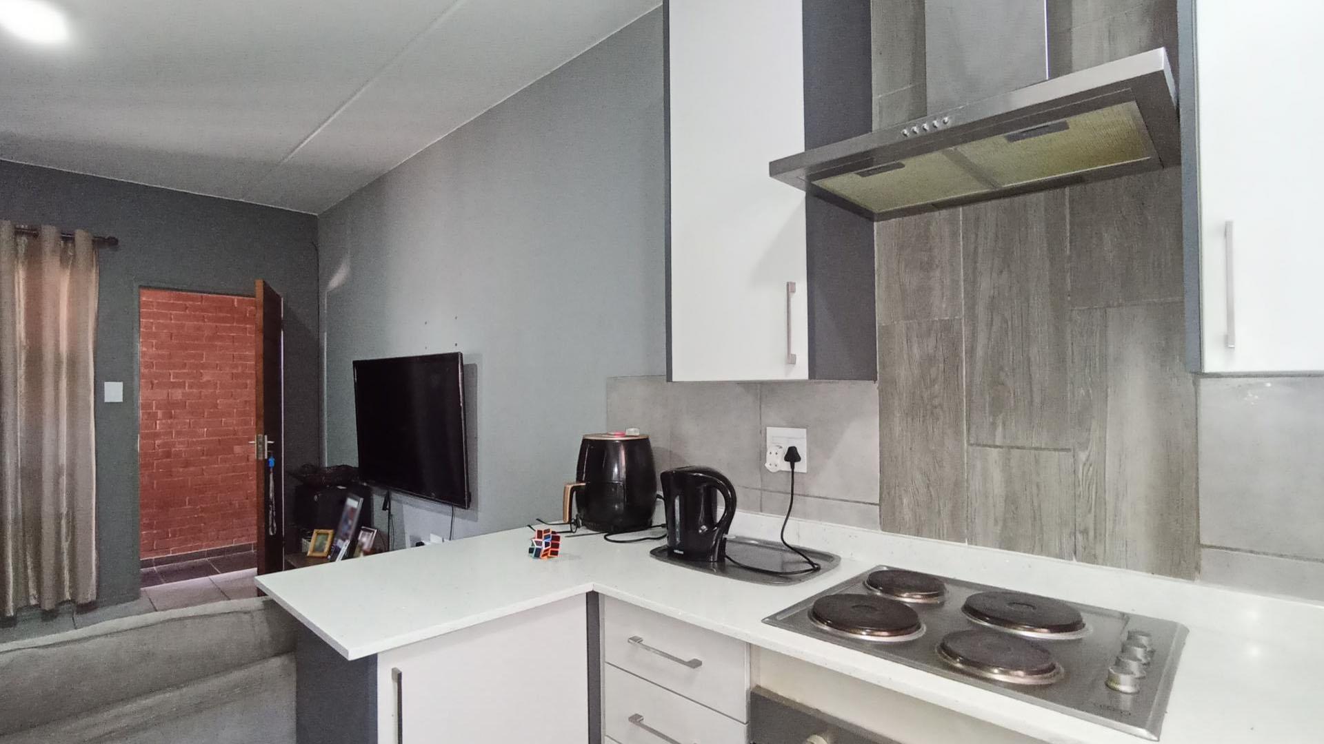 Kitchen - 7 square meters of property in Witpoortjie