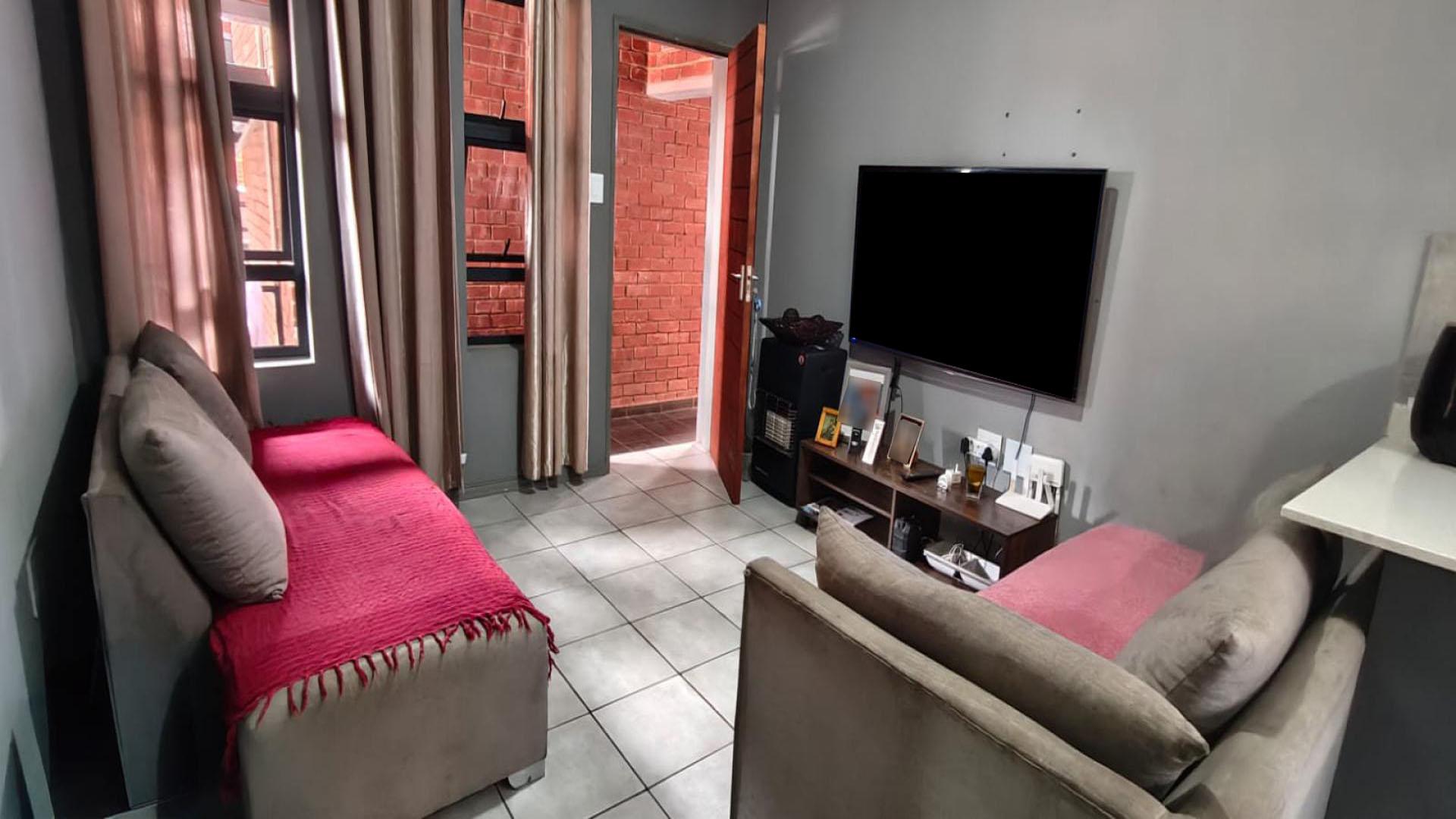 Lounges - 15 square meters of property in Witpoortjie