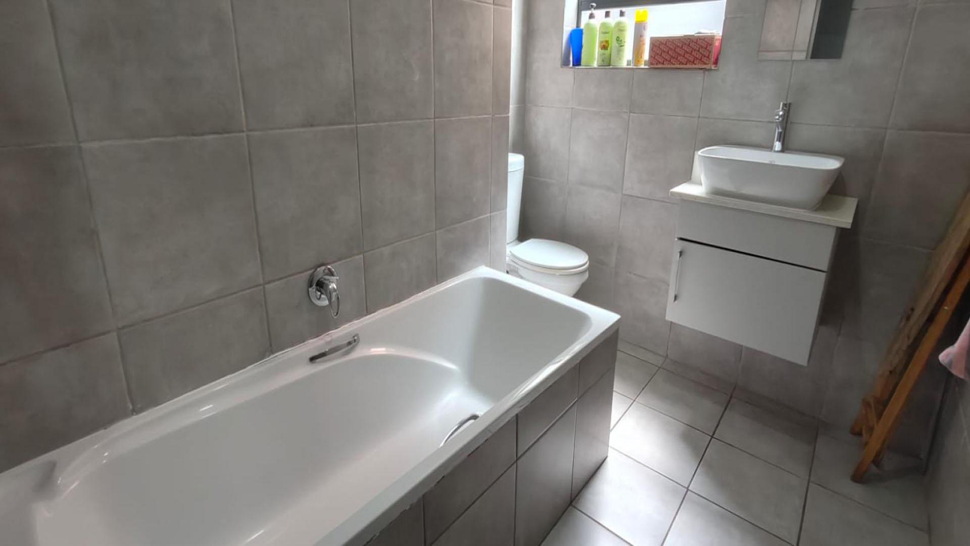 Bathroom 1 - 6 square meters of property in Witpoortjie