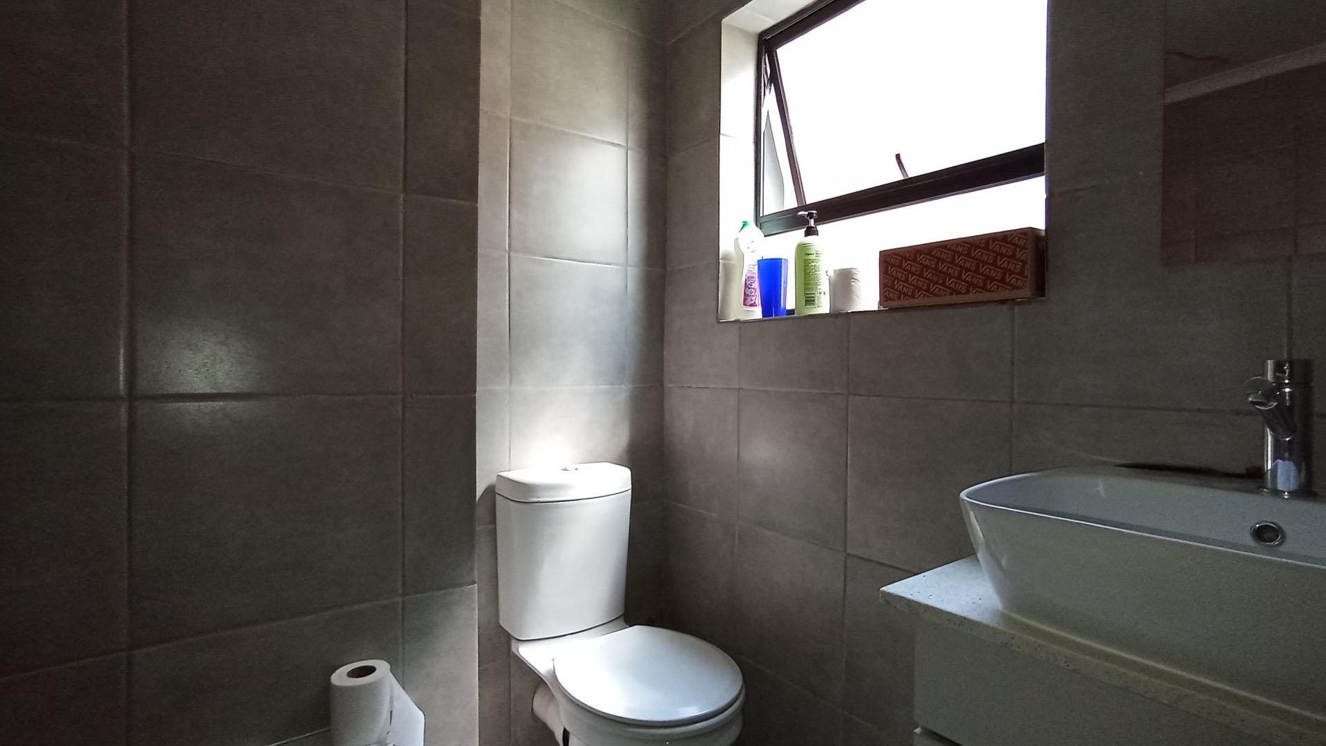 Bathroom 1 - 6 square meters of property in Witpoortjie