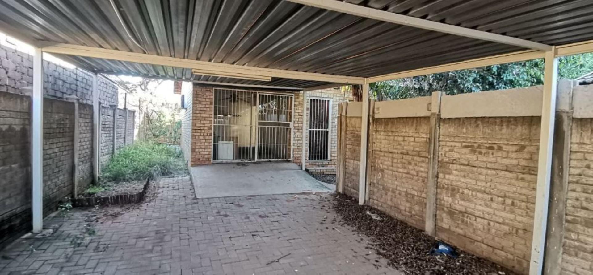 Carport  of property in Geelhoutpark