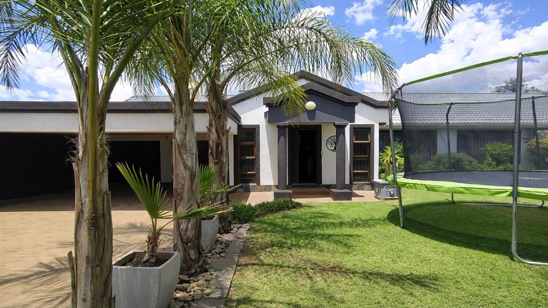 Front View of property in Heuwelsig