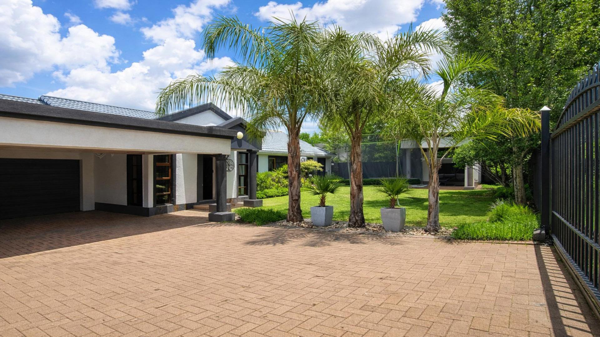 Front View of property in Heuwelsig