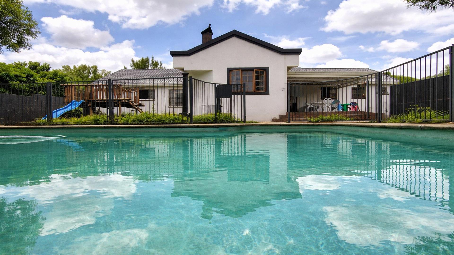 Swimming Pool of property in Heuwelsig