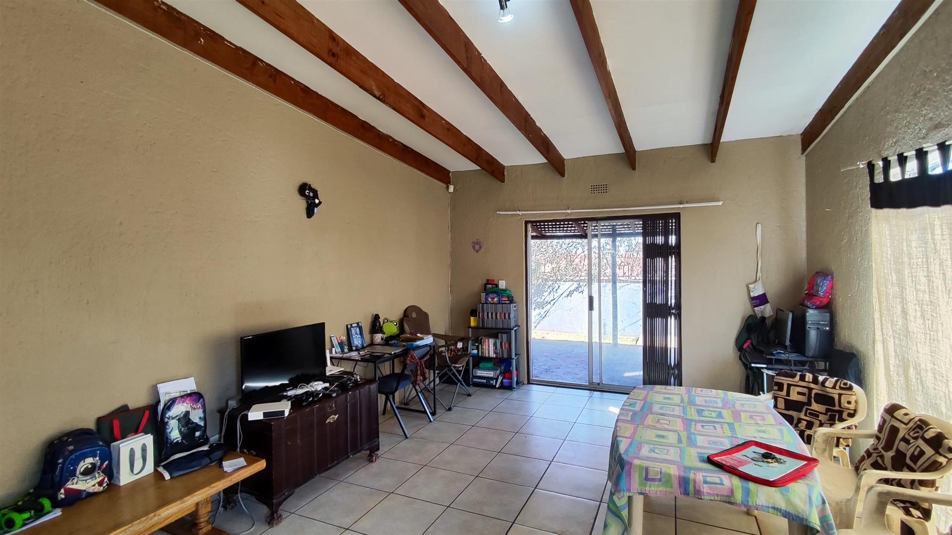 Lounges - 25 square meters of property in Klopperpark