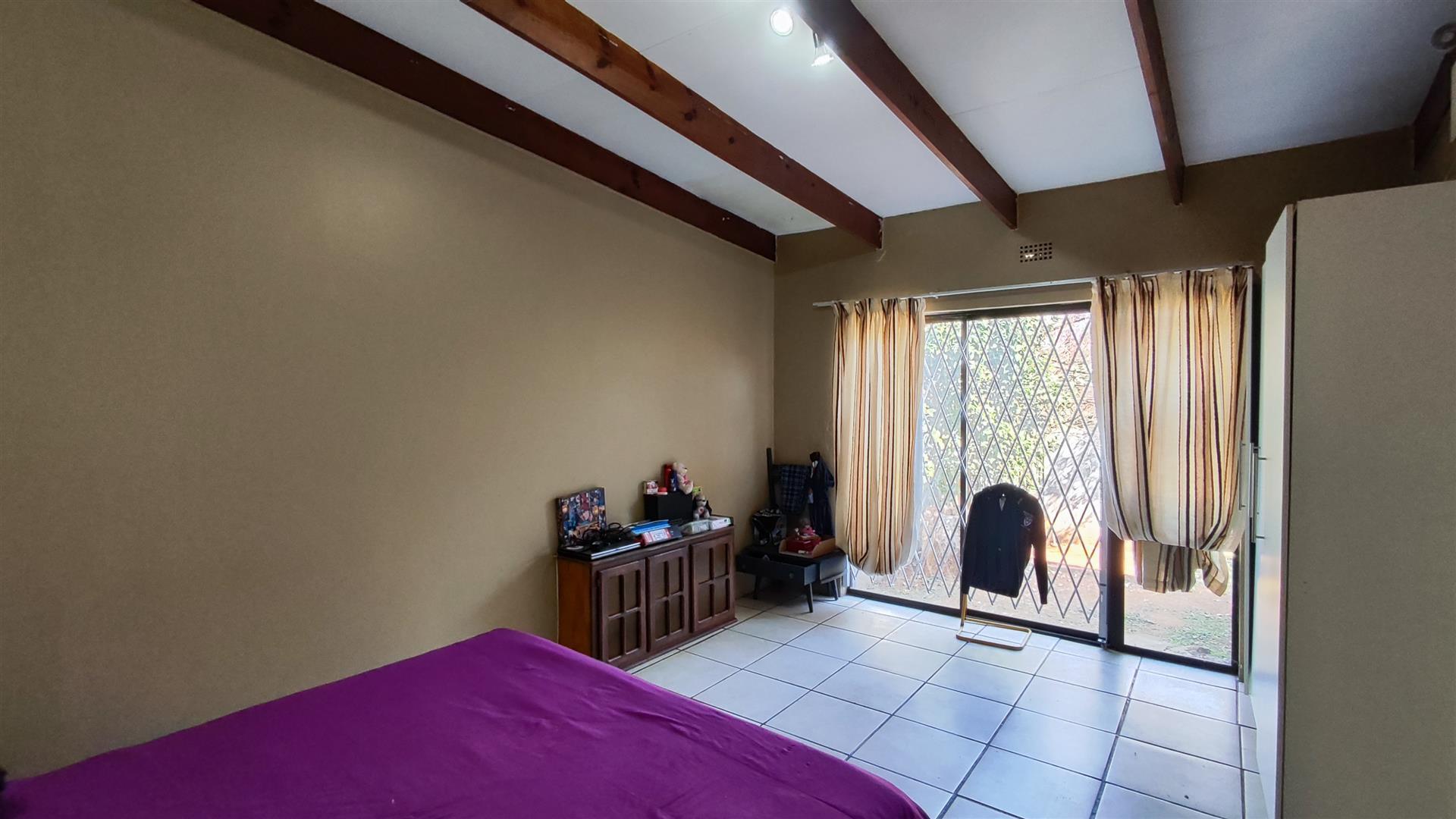 Bed Room 1 - 19 square meters of property in Klopperpark