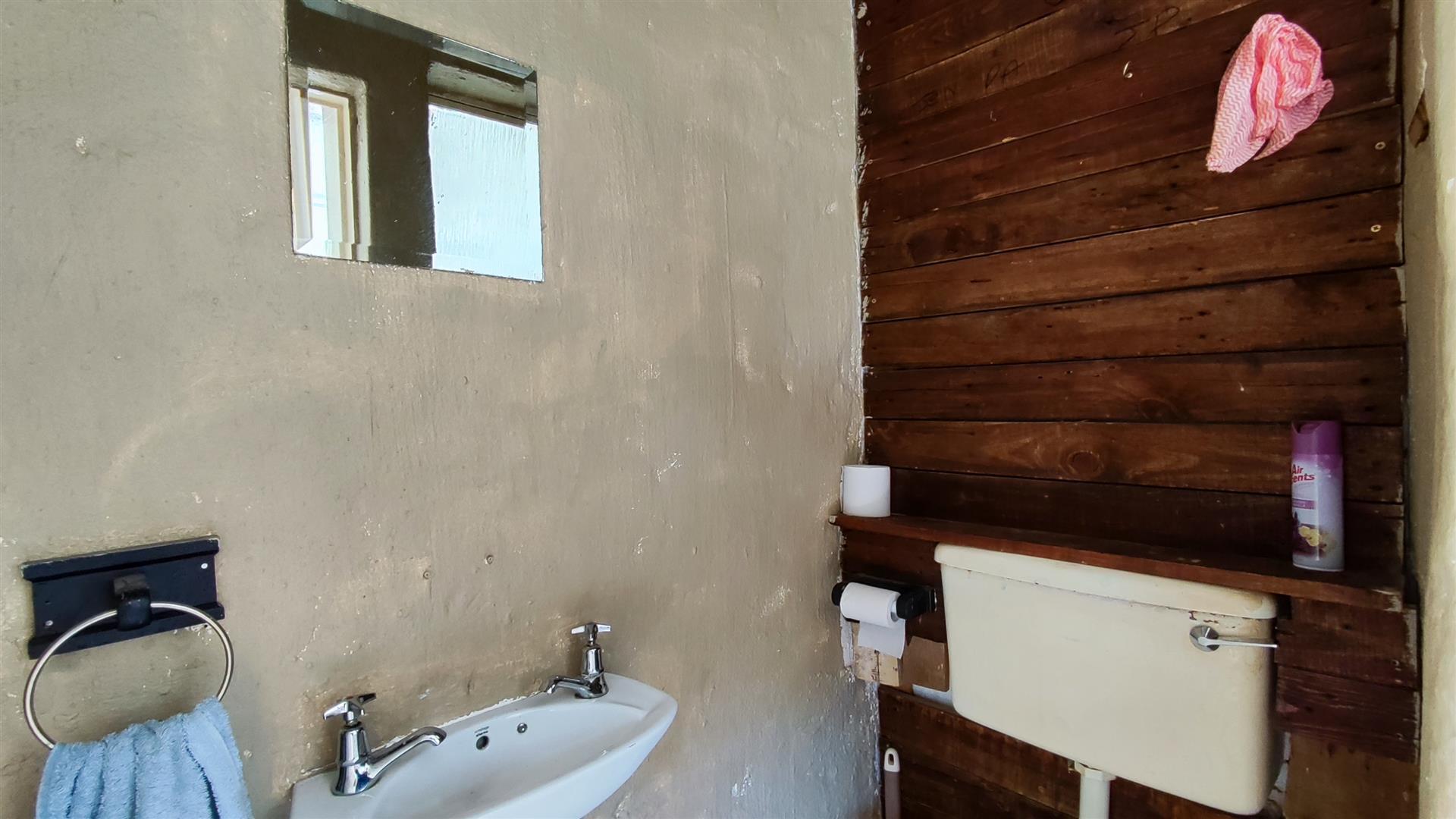 Bathroom 2 - 2 square meters of property in Klopperpark