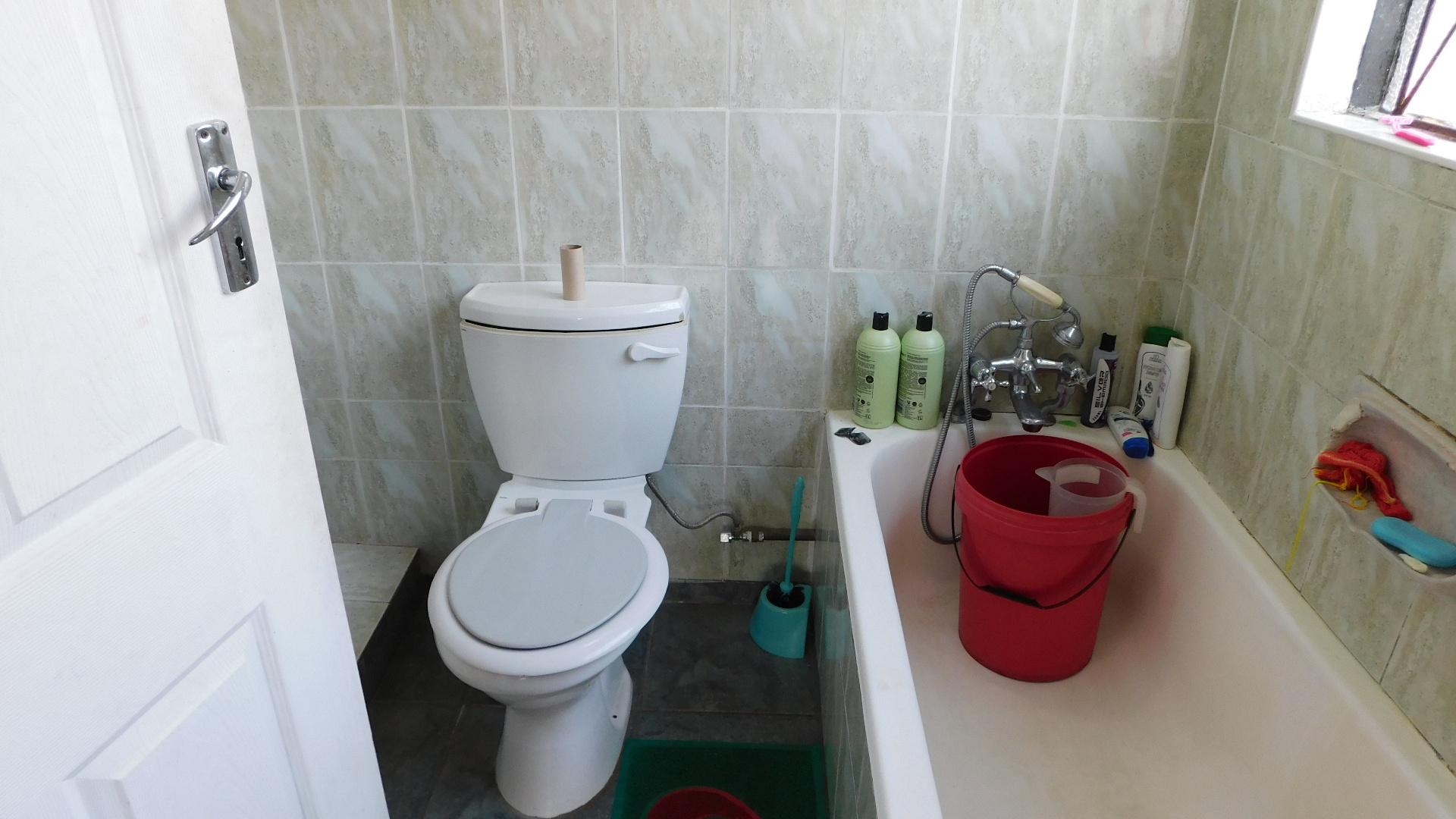 Bathroom 1 - 4 square meters of property in Moorton