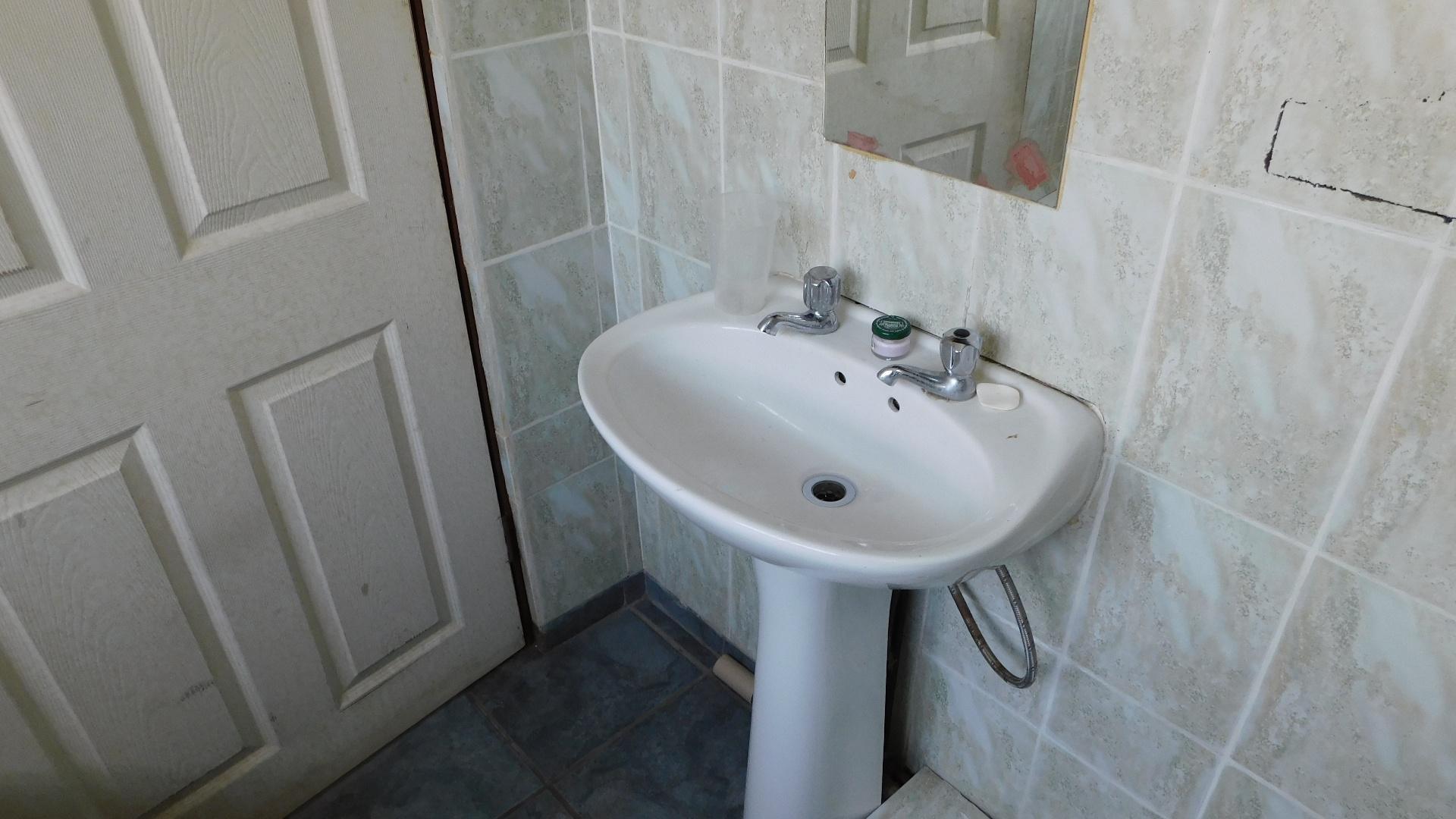 Bathroom 1 - 4 square meters of property in Moorton