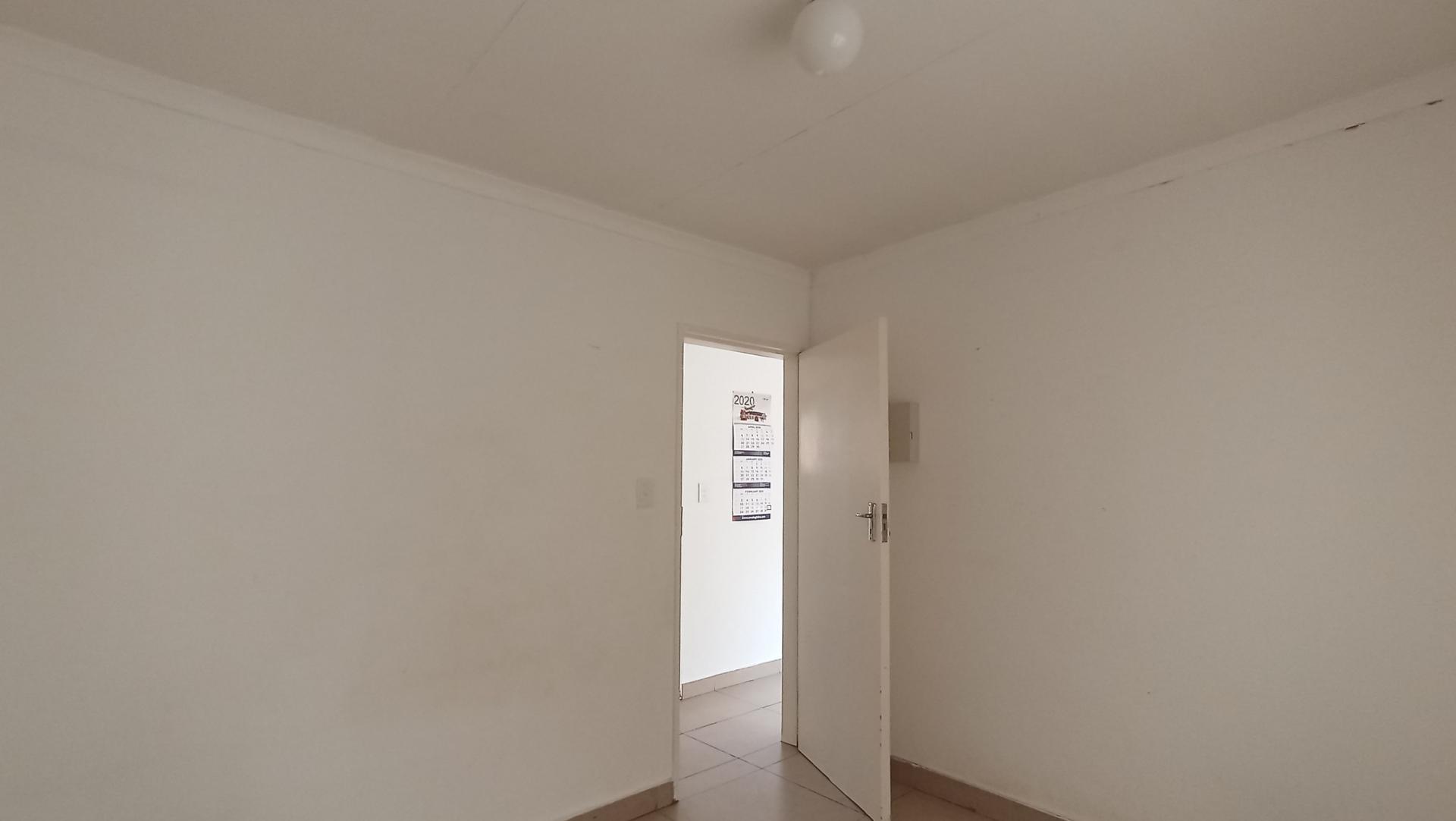 Bed Room 1 - 11 square meters of property in Rosslyn