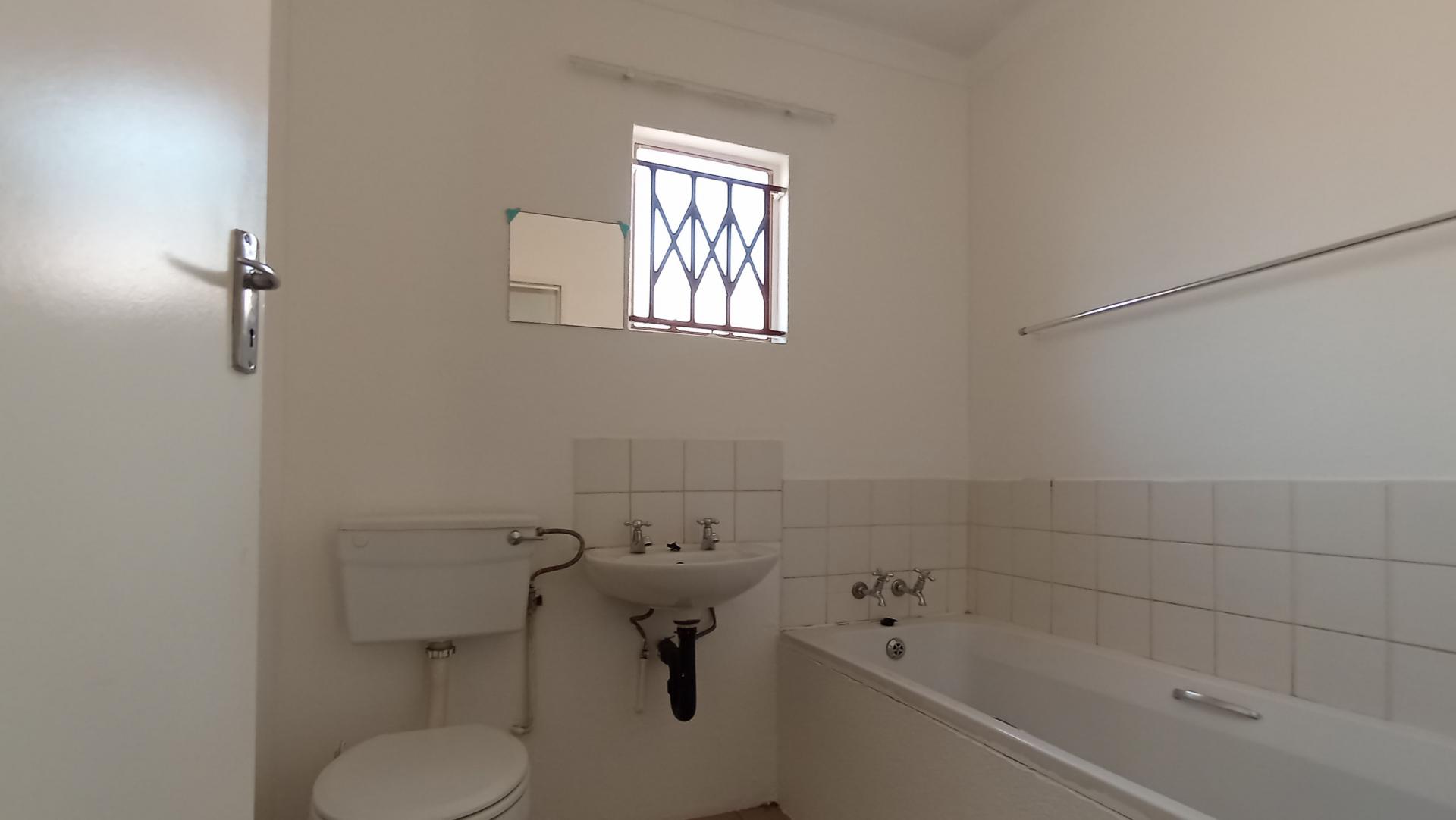 Bathroom 1 - 5 square meters of property in Rosslyn